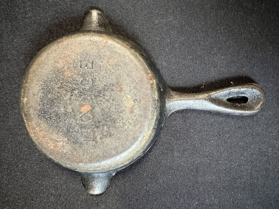Small Lodge Cast Iron Skillet 3 1/2" diameter. (1 of 3)