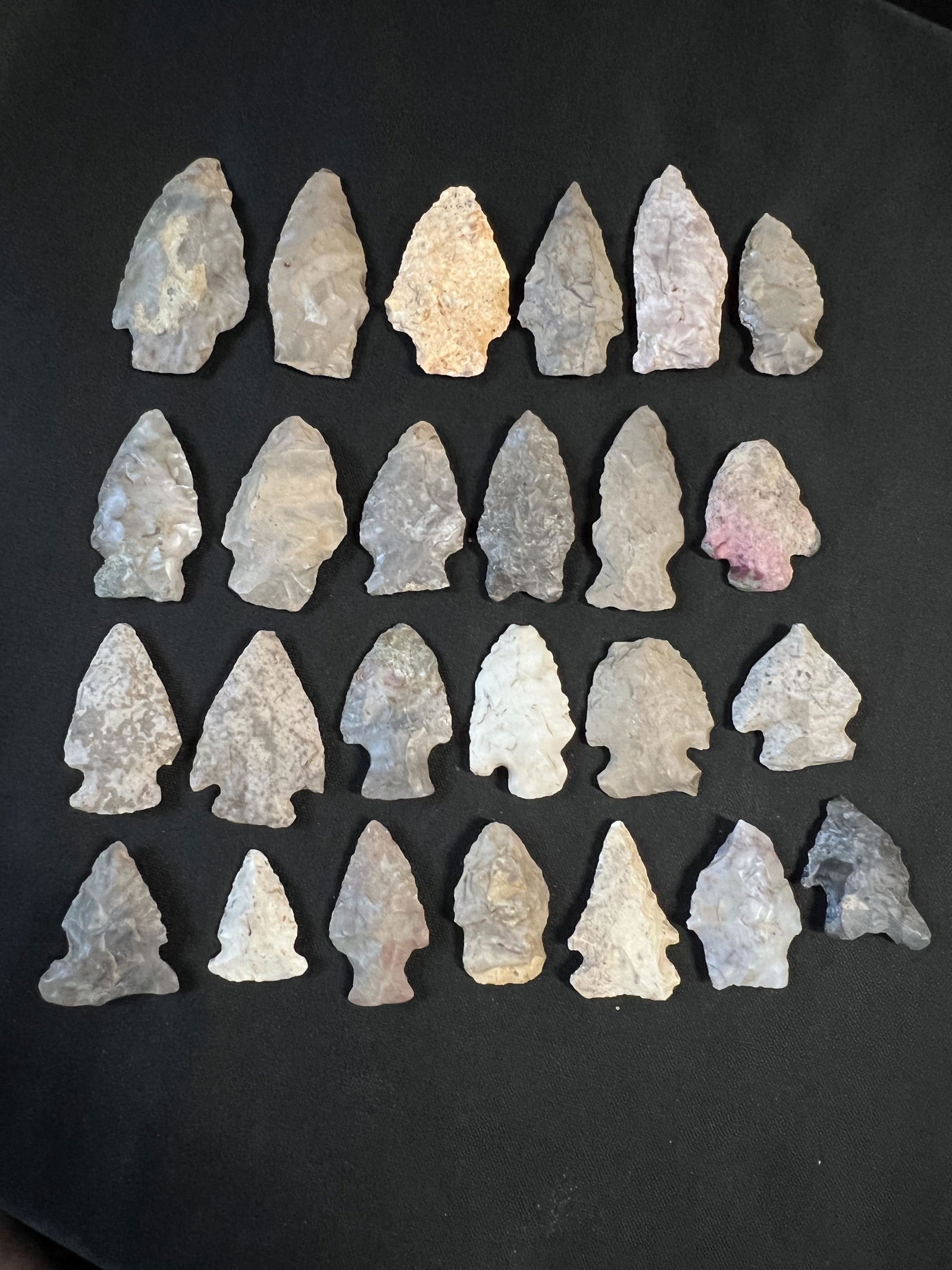 Group of 25 Arrowheads Found in Ohio. Ex: John Bennett Collection. The longest is 2 1/4 inches.: Group of 25 Arrowheads Found in Ohio. Ex: John Bennett Collection. The longest is 2 1/4 inches. Ancient prehistoric authentic native american artifacts.