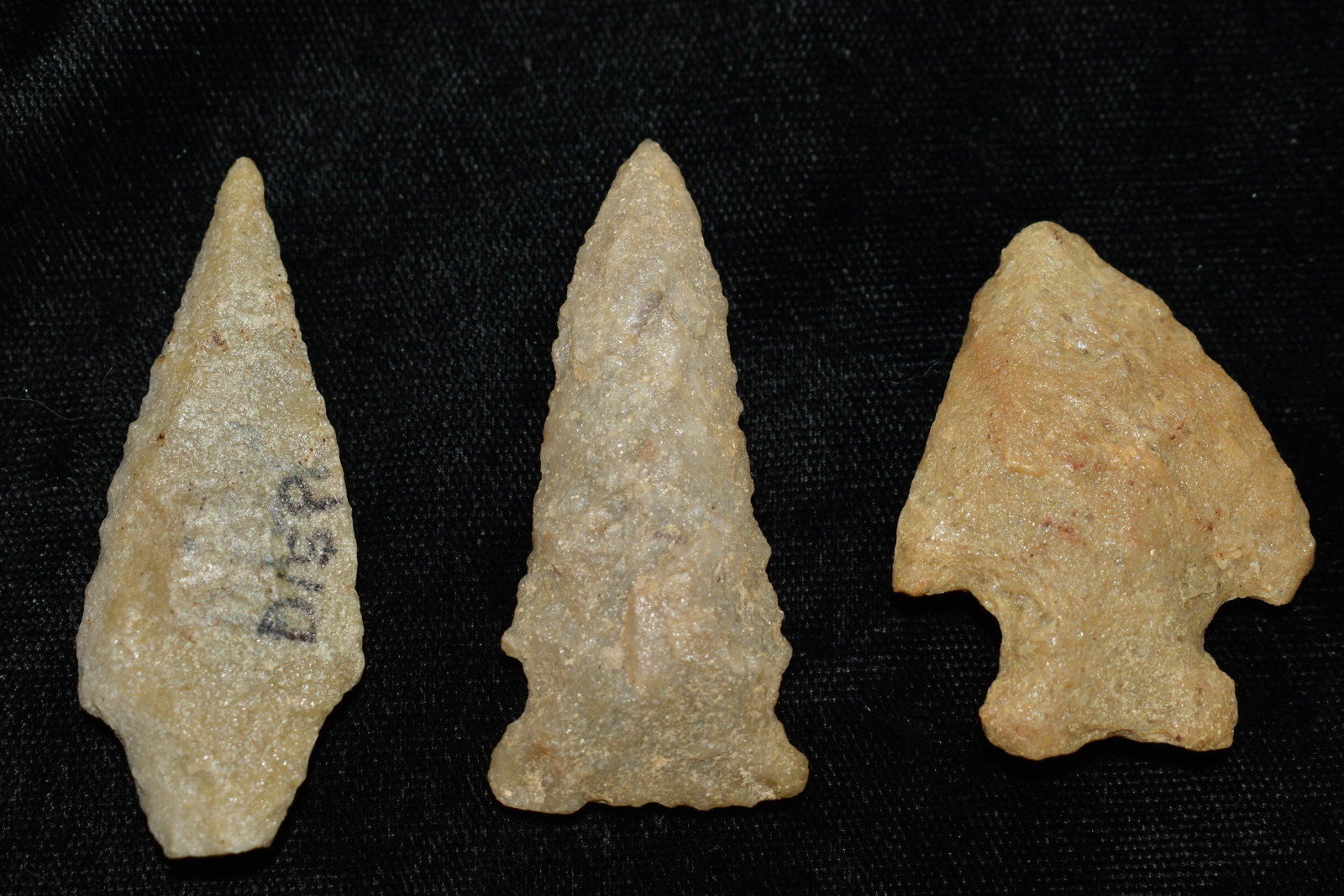 3 Quartzite Arrowheads found near Dispatania, Virginia: 3 Quartzite Arrowheads found near Dispatania, Virginia. They measure 1 5/8" to 2 1/8" Ex Jeff Gower Collection Ancient prehistoric authentic native american artifacts.