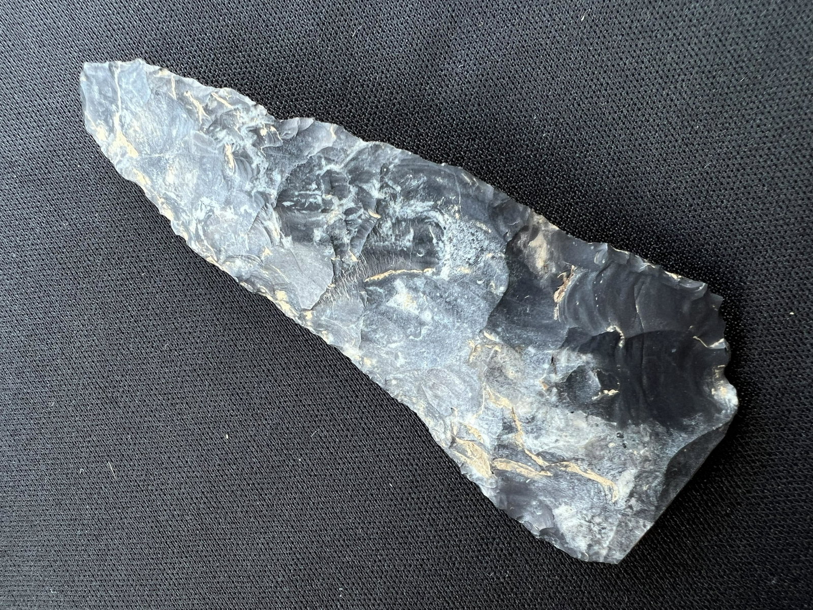 3 5/8" Fort Ancient Blade Found in Ohio. Ex: John Bennett Collection.: 3 5/8" Fort Ancient Blade Found in Ohio. Ex: John Bennett Collection. Ancient prehistoric authentic native american artifacts.