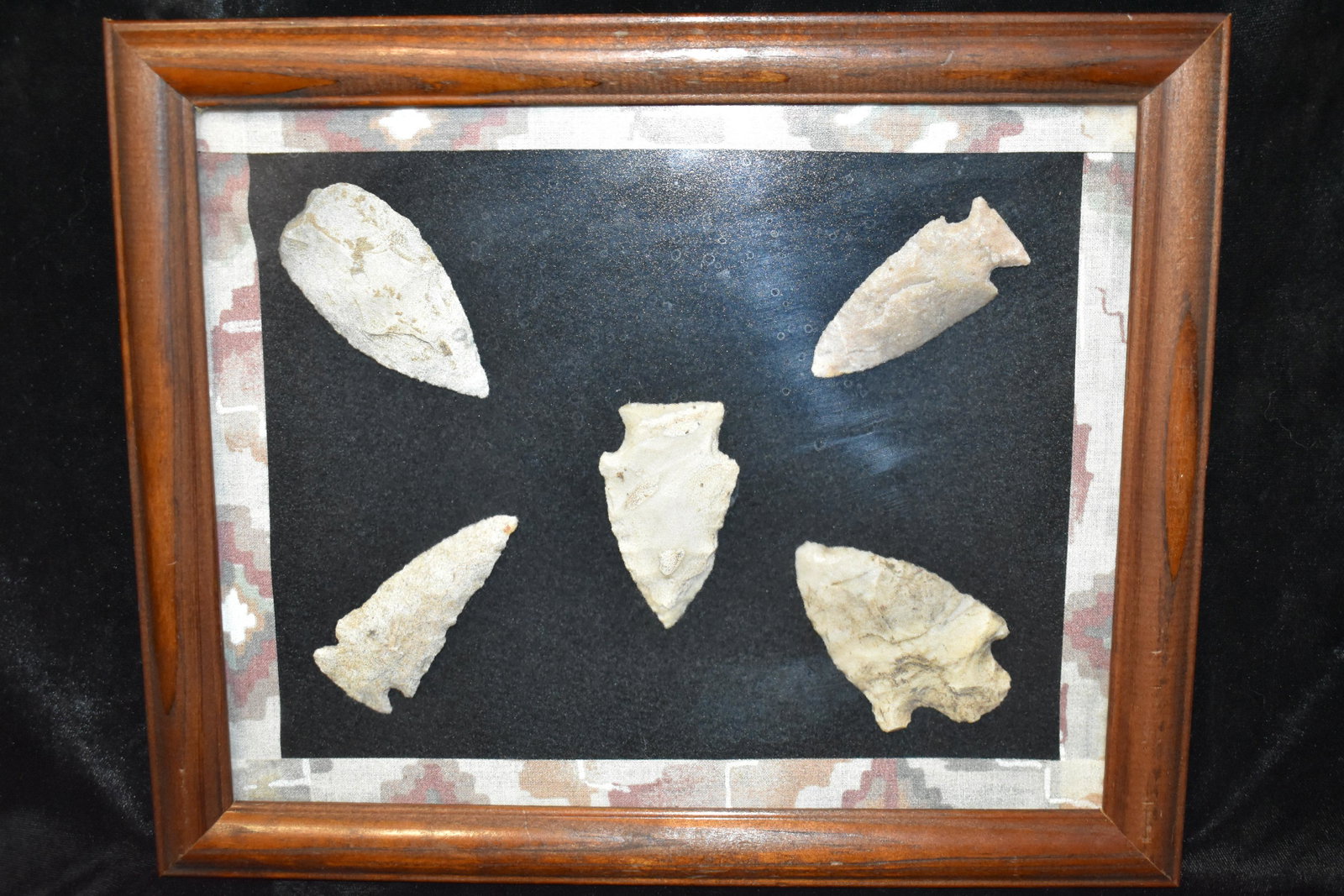 Frame of 5 Arrowheads from the Karollynn Sizemore Collection: 2 Etleys, 2 Gibson or Fairy arrowheads and a Flint Blade found in Randolph county Missouri. They measure 2 1/2" to over 2 3/4" Frame is 11 3/8" by 9 3/8" Ancient prehistoric authentic native american 
