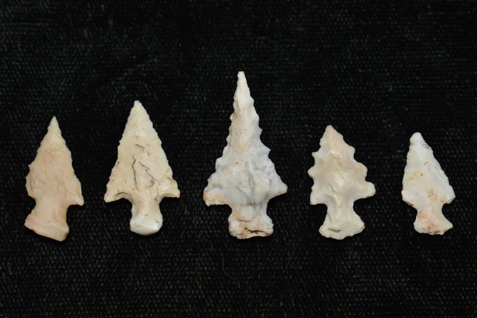 5 Bird points Found in Dent Co, Mo by members of the Hart Family: 5 Bird points Found in Dent Co, Mo by members of the Hart Family. Sizes vary from 5/8" to 1" Ancient prehistoric authentic native american artifacts.