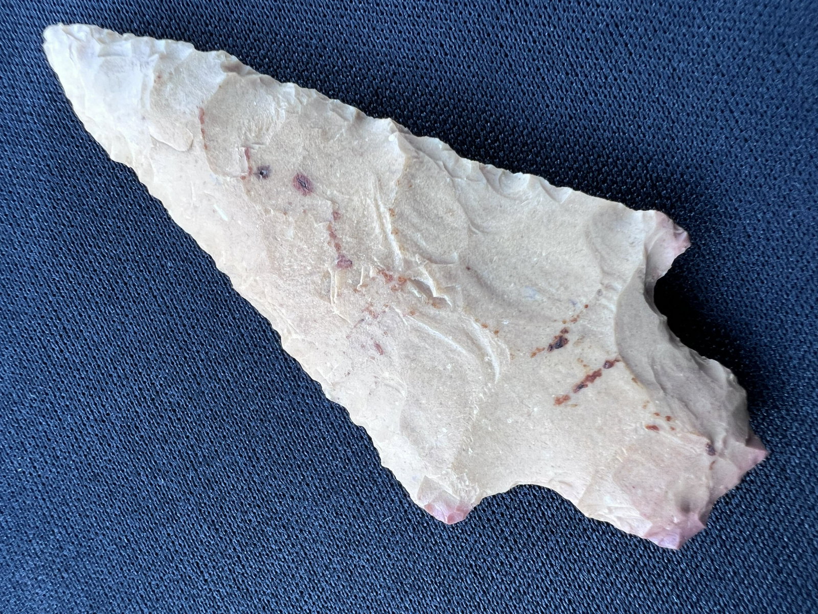 2 5/8" Neosho Texas Arrowhead. Ex: Ben Winchester Museum Collection.: 2 5/8" Neosho Texas Arrowhead. Ex: Ben Winchester Museum Collection. Ancient prehistoric authentic native american artifacts.
