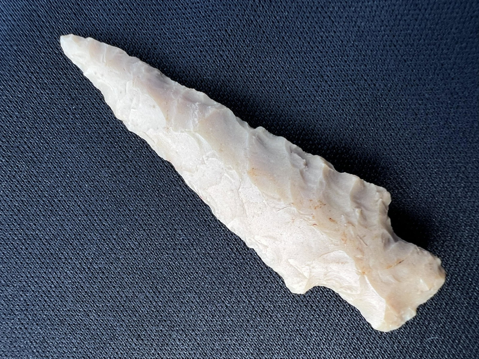 2 3/8" Stemmed Texas Arrowhead. Ex: Ben Winchester Museum Collection.: 2 3/8" Stemmed Texas Arrowhead. Ex: Ben Winchester Museum Collection. Ancient prehistoric authentic native american artifacts.