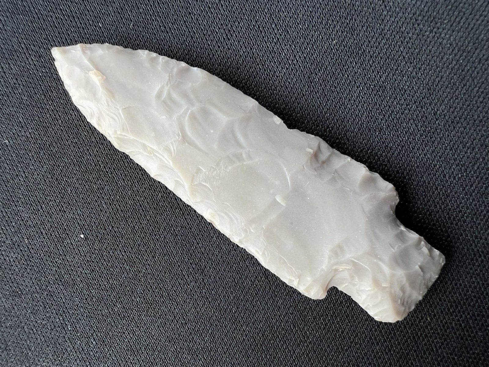 2 5/8" Stemmed Texas Arrowhead. Ex: Ben Winchester Museum Collection.: 2 5/8" Stemmed Texas Arrowhead. Ex: Ben Winchester Museum Collection. Ancient prehistoric authentic native american artifacts.