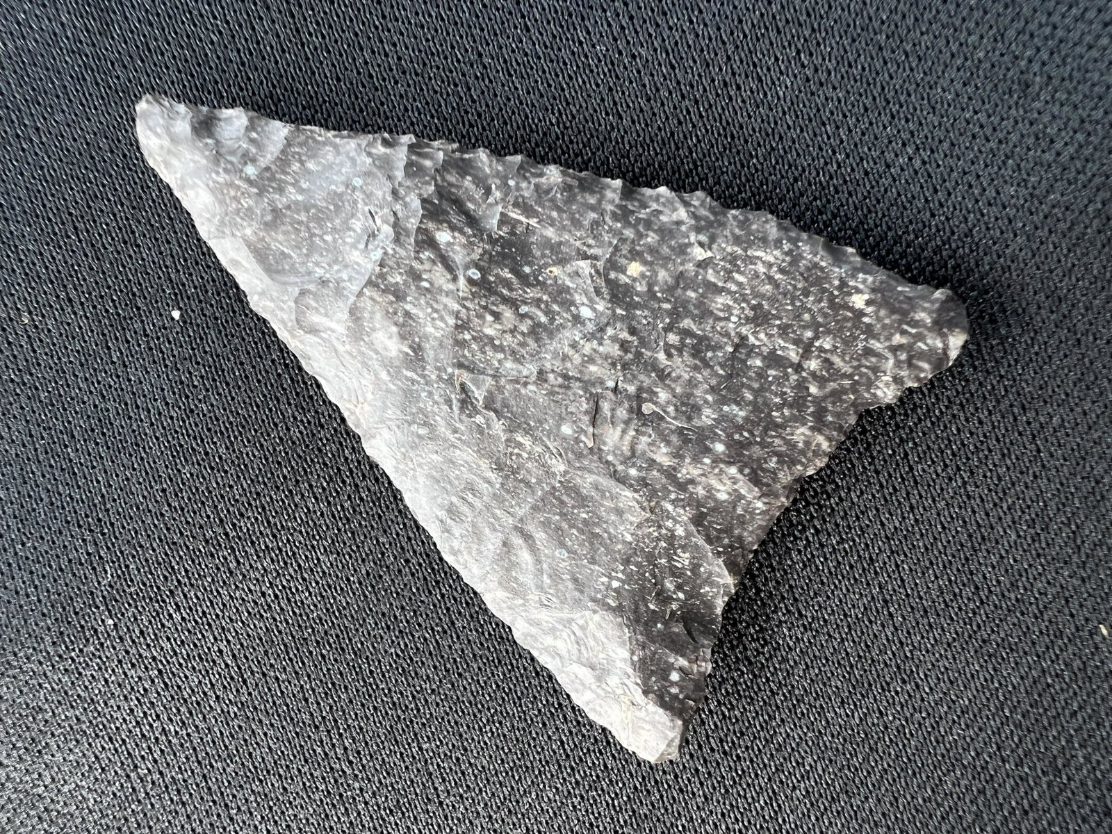 1 3/4" Early Texas Triangle. Ex: Ben Winchester Museum Collection.: 1 3/4" Early Texas Triangle. Ex: Ben Winchester Museum Collection. Ancient prehistoric authentic native american artifacts.