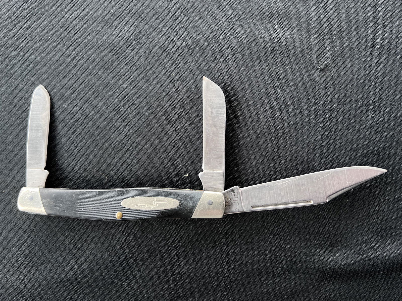 Buck 301 Vintage Pocket Knife. 3 blades in great condition. Measures 3 7/8 inches closed.: Buck 301 Vintage Pocket Knife. 3 blades in great condition. Measures 3 7/8 inches closed.