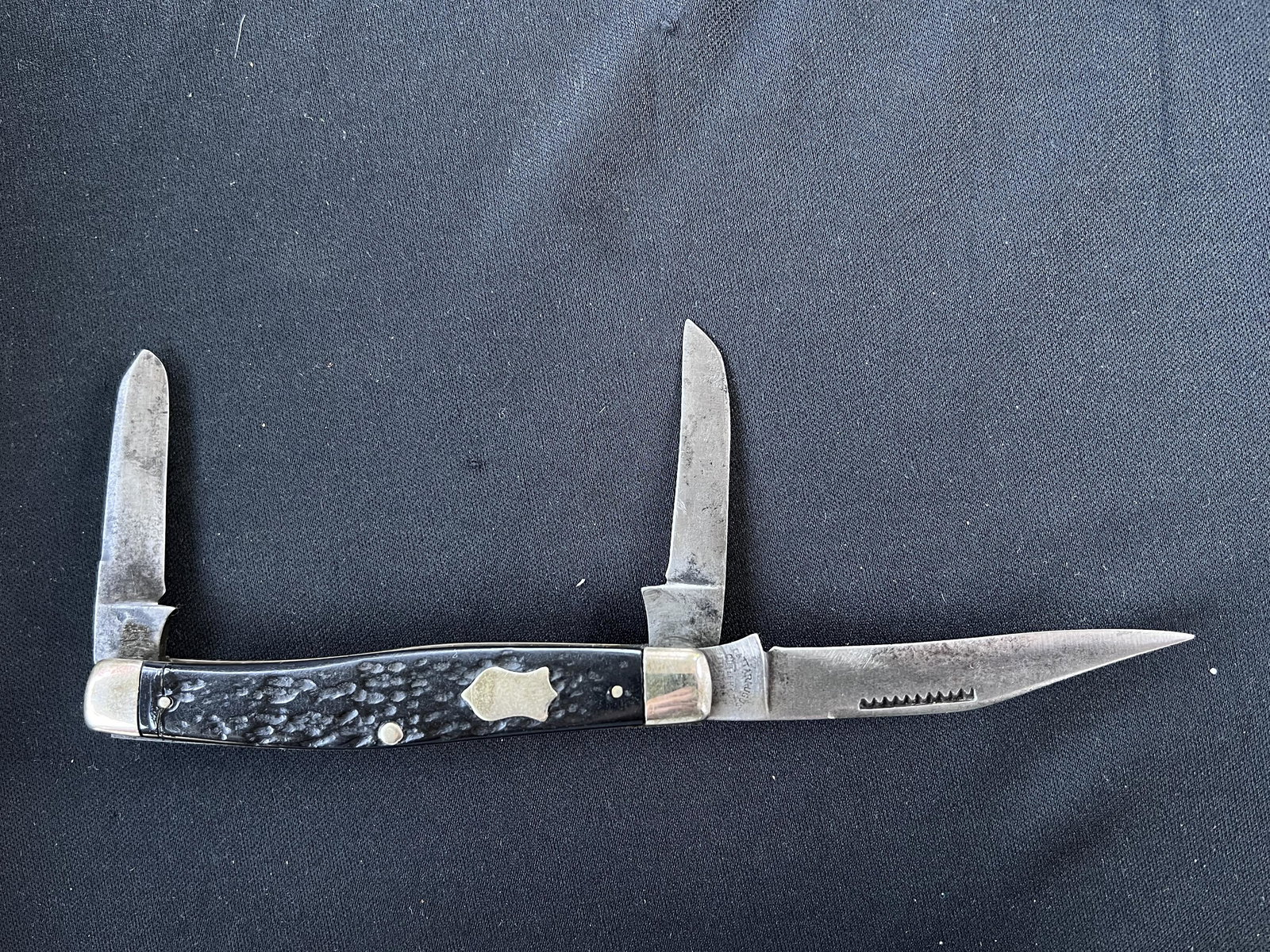 Cattaraugus Cutlery Co. Pocket Knife 32149 3 Blades and a red bone handle in great condition.: Cattaraugus Cutlery Co. Pocket Knife 32149 3 Blades and a red bone handle in great condition. Measures 3 7/8 inches closed.