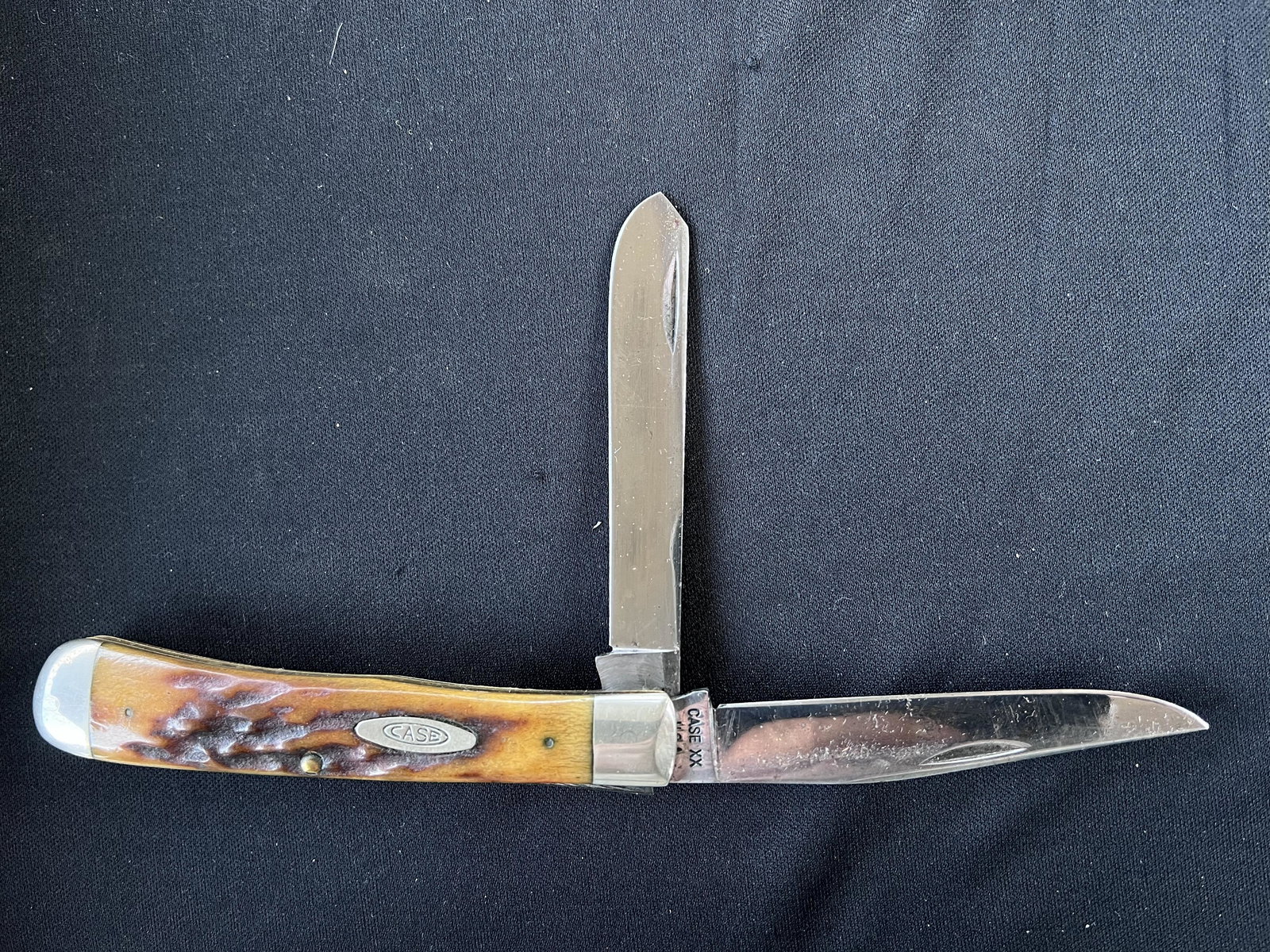 Case XX U.S.A. 5254 Antler Handle 2 blade pocket knife in near mint condition. Measures 4 1/8: Case XX U.S.A. 5254 Antler Handle 2 blade pocket knife in near mint condition. Measures 4 1/8 inches closed.
