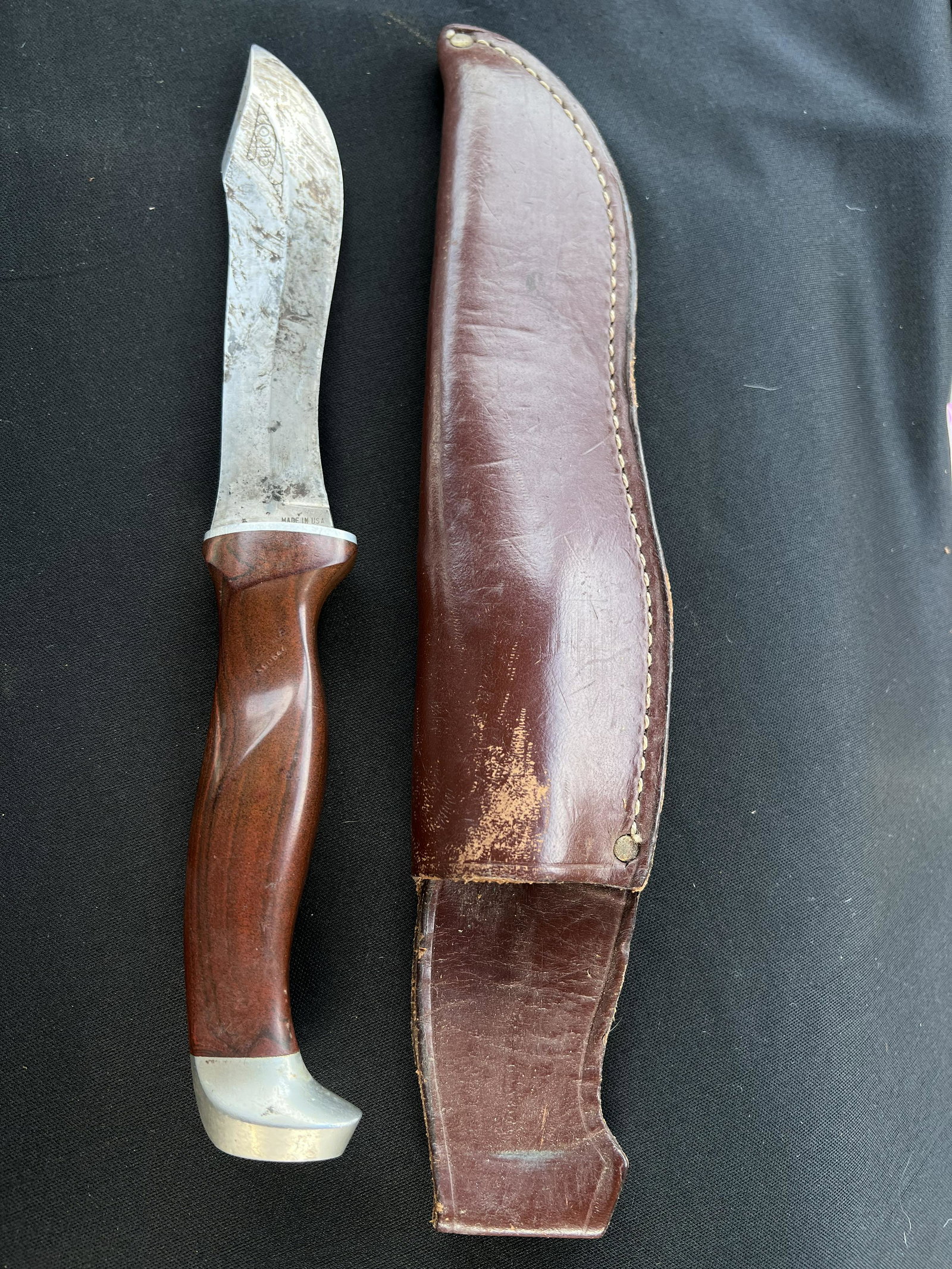 Cutco 1065 Knife and Sheath. Fixed blade and wood handle in good condition. The knife measures 10: Cutco 1065 Knife and Sheath. Fixed blade and wood handle in good condition. The knife measures 10 3/8 inches.