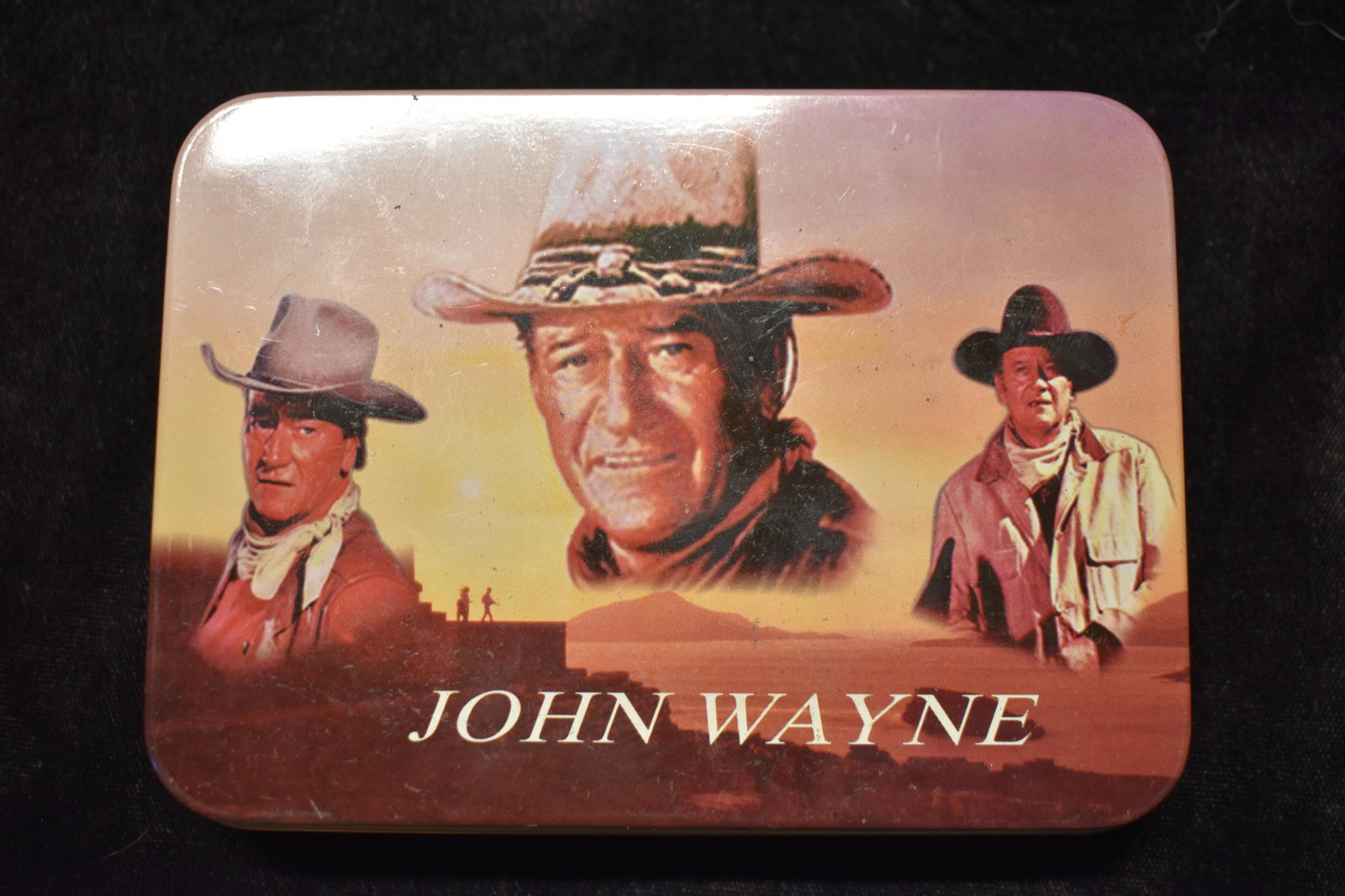 John Wayne Collector Knife Set in Tin (New condition): John Wayne Collector Knife Set in Tin. This set was never used and is in mint/new condition. Longest knife is 7" the other is 5". Stainless steel made in China.