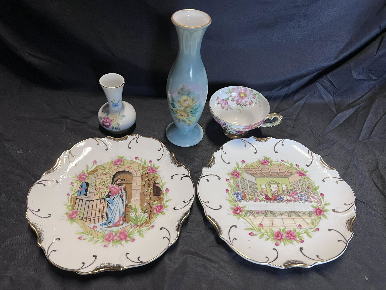 2 Collectible plates, 2 vases, and a Tea Cup. 18k Gold trim on the plates and made in Japan.: 2 Collectible plates, 2 vases, and a Tea Cup. 18k Gold trim on the plates and made in Japan.