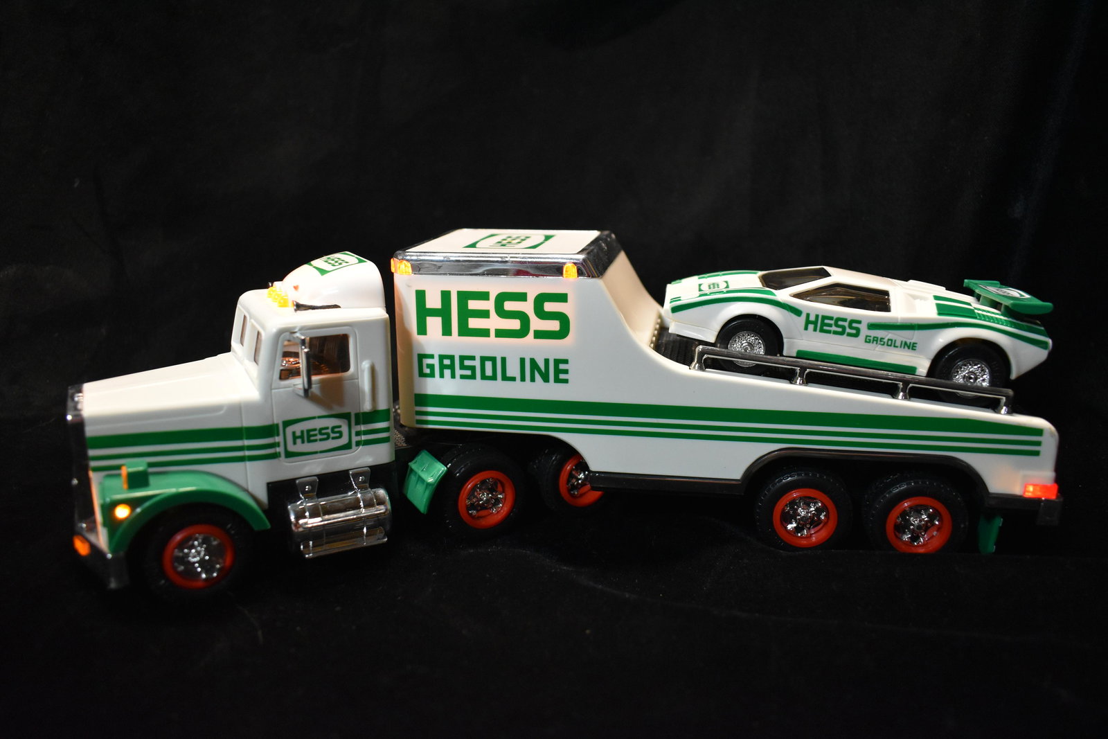 1992 HESS 18 WHEELER AND RACER w/ Original Box (New Condition): 1992 HESS 18 WHEELER AND RACER w/ Original Box (New Condition) Maintained as a collectible. Battery not included.