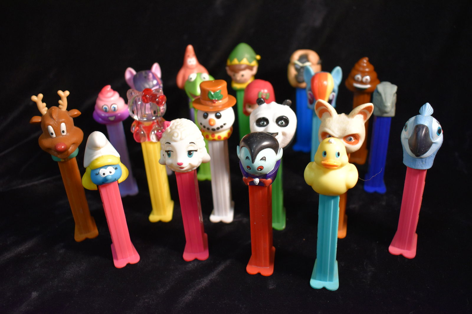 Large lot of 20 Pez Dispensers Kermit the Frog, My little Pony, Smurfette etc.: Large lot of 20 Pez Dispensers Kermit the Frog, My little Pony, Smurfette etc. Most are in excellent condition. Varying years. Any candy in found in these is to be presumed expired.