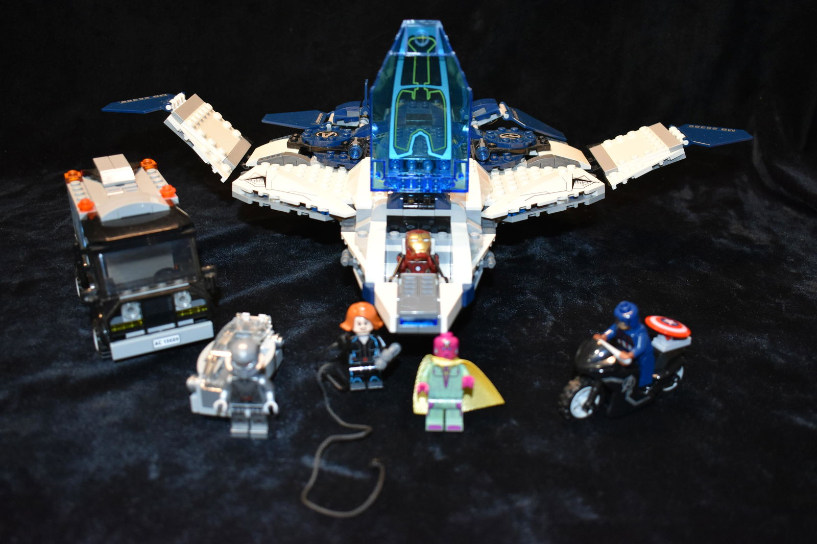 LEGO Super Heroes The Avengers Quinjet City Chase 76032: LEGO Super Heroes The Avengers Quinjet City Chase. Like new condition. Like new condition. Reviewed these pieces. Appear to have all of their components, characters and blocks. It is a lot of pieces s