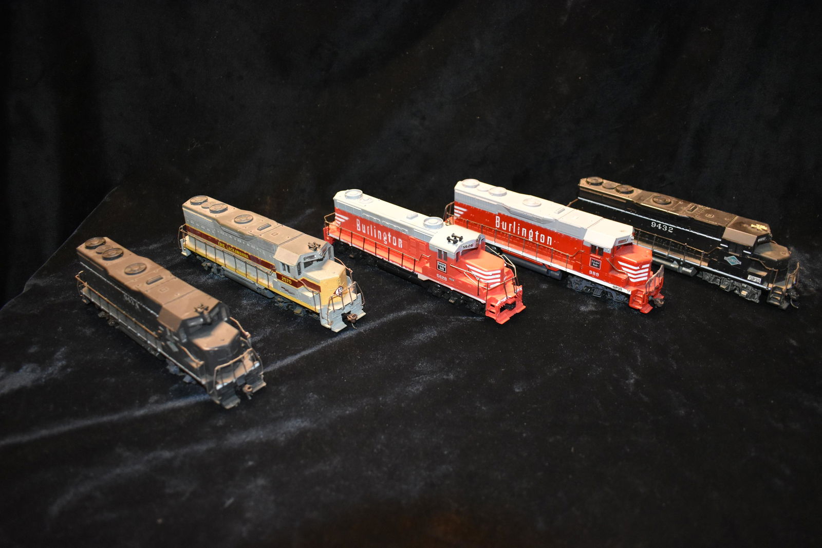 5 Electric Train Locomotives made by Athearn (1 of 13)