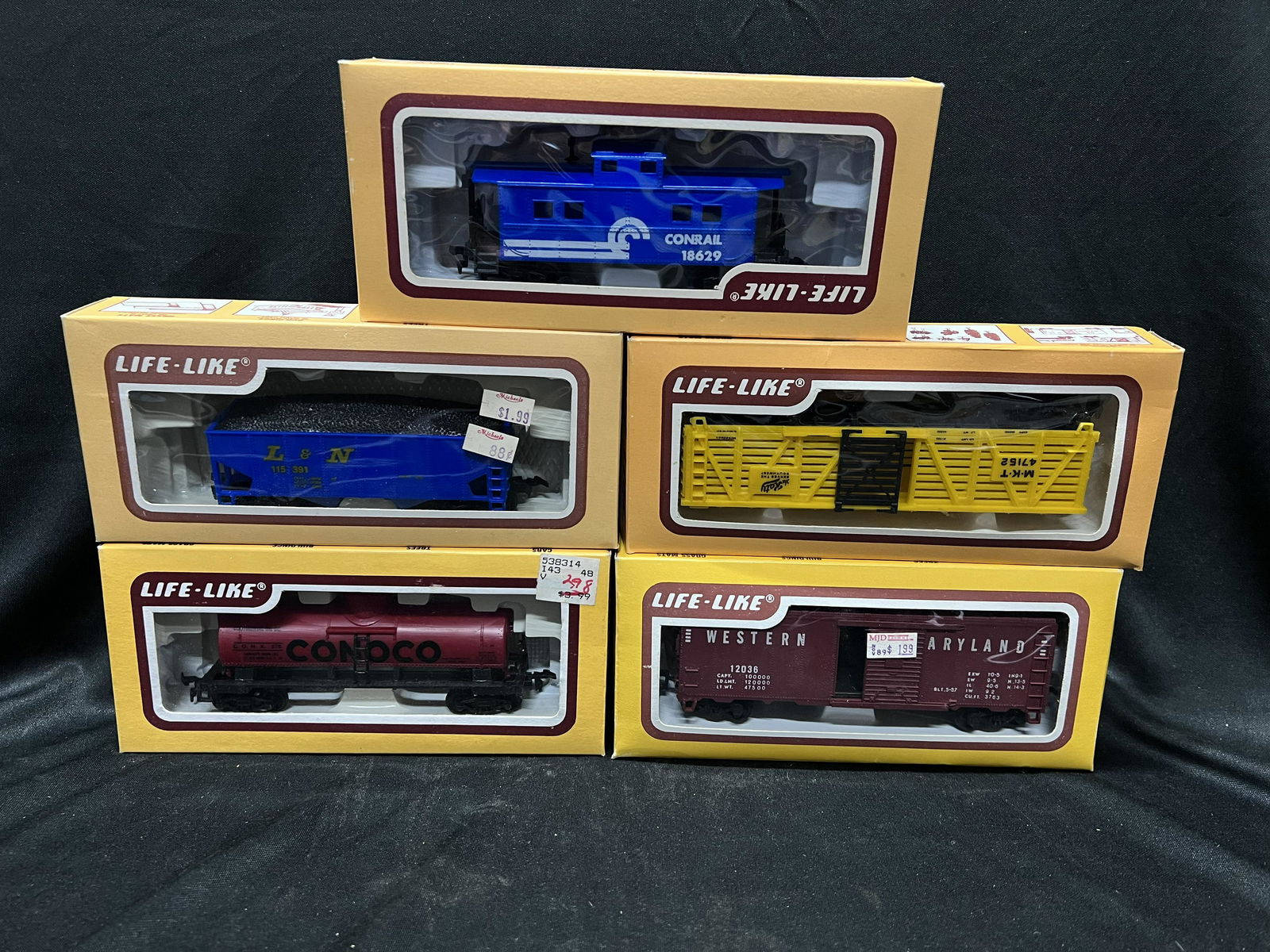 5 Life - Like Train Cars Brand New in The Original Packages (1 of 5)