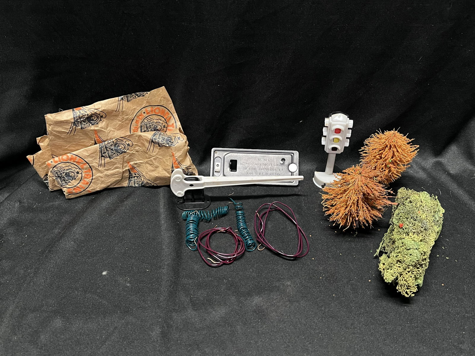 Lionel Trains Accessories & Wire (1 of 6)