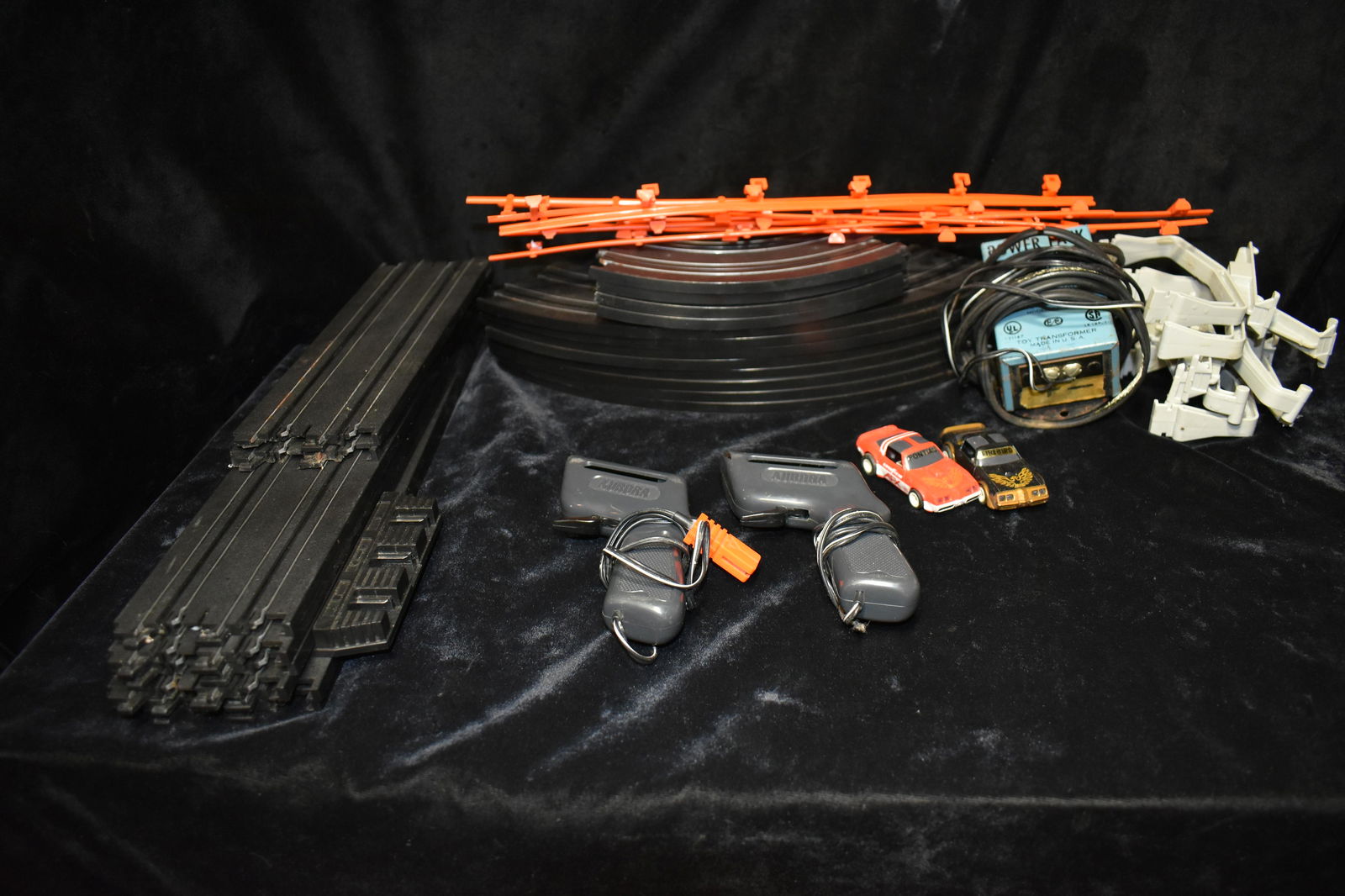 1986 Vintage Aurora Tomy AFX Firebird Frenzy Race Cars 19' Track: 1986 Vintage Aurora Tomy AFX Firebird Frenzy Race Cars 19' Track. Selling this lot as a fixer upper or for parts only. Power pack works but there is rust on some of the track connectors that would nee