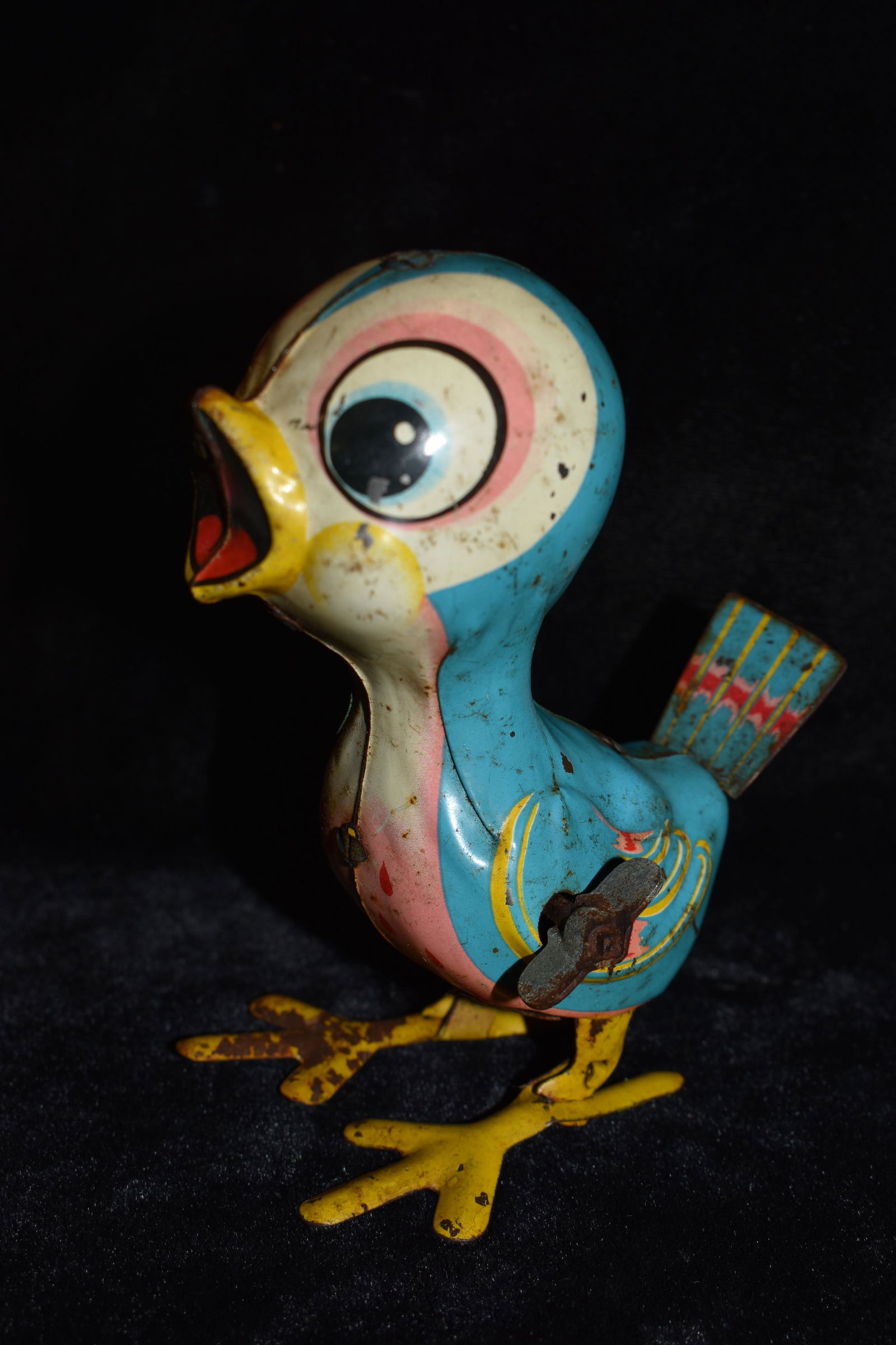 Vintage 1950's Wind Up Walking Tin Bird Linemar Co. Inc. Toys Japan: Vintage Wind Up Walking Tin Bird Linemar Co. Inc. Toys Japan. Has some rust but still winds up and hops along. 4 5/8"