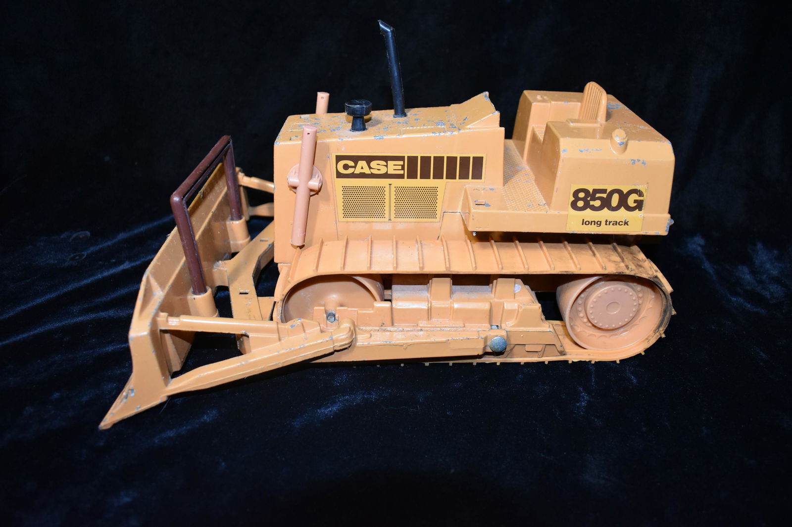 ERTL 1:16 DIE CAST / CASE 1987 850G LONG TRACK DOZER (1 of 7)