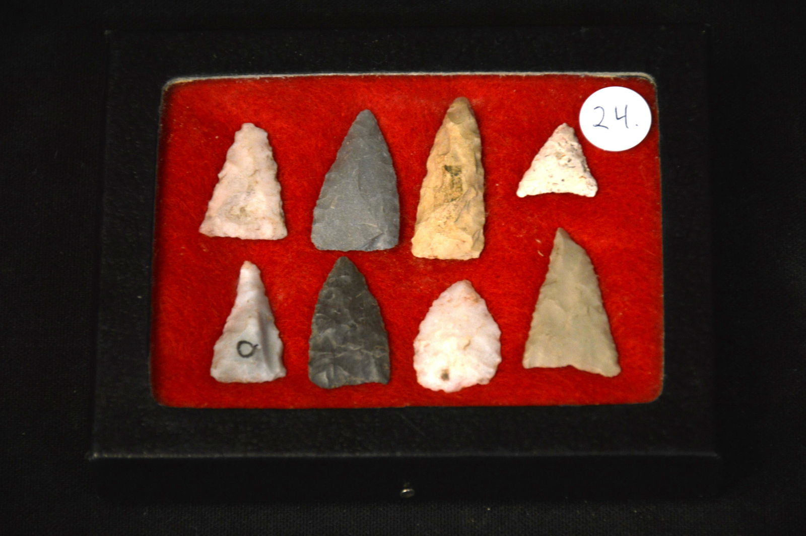 8 Madison Bird Points Found in Madison Co. Illinois longest is 1 1/4.  The case is included. (1 of 2)