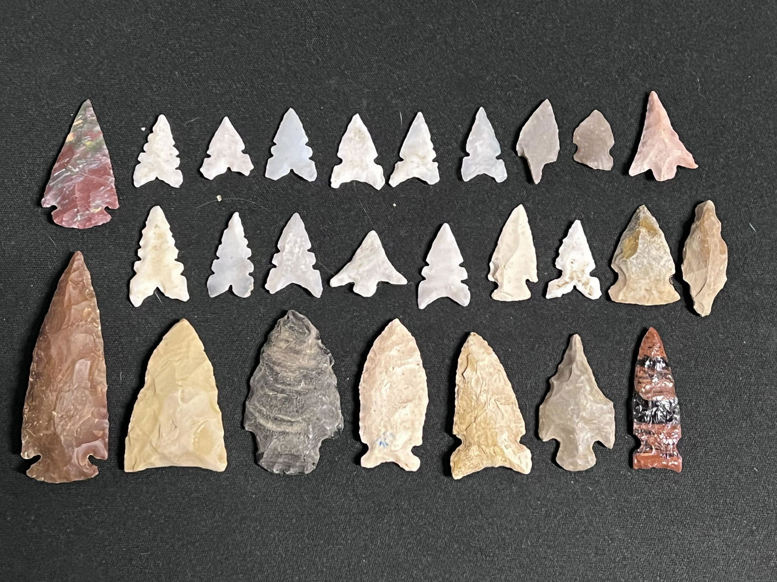 Group of 25 Modern and Re-Chipped Arrowheads longest is 2 15/16" (1 of 6)