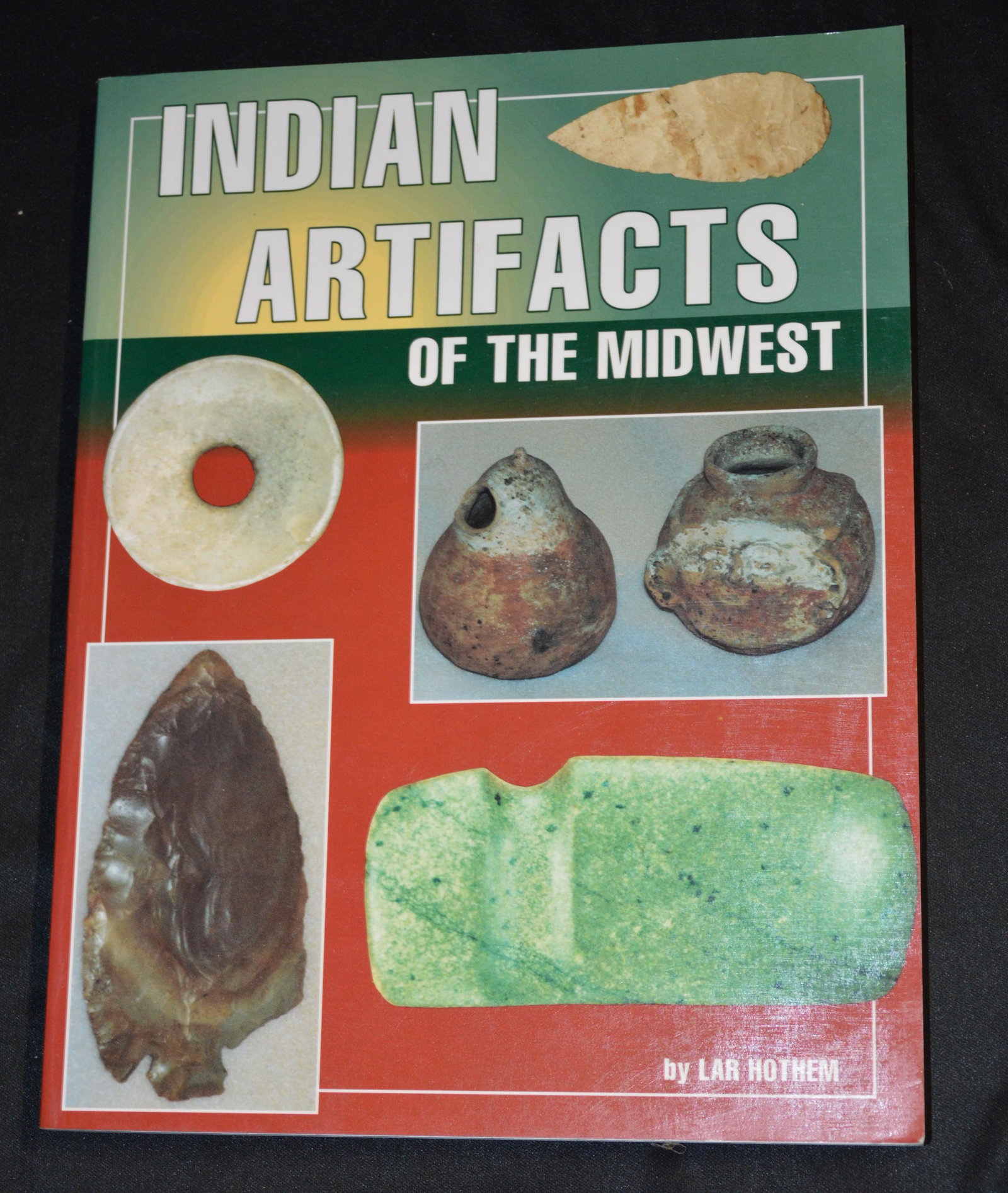 Indian Artifacts of the Midwest Softcover First Edition by Lar Hothem.: Indian Artifacts of the Midwest Softcover First Edition by Lar Hothem.