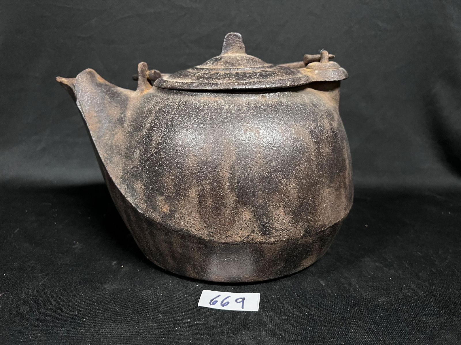 J. H. Roelker , Blount Co. Evansville Ind. Cast Metal Coffee Pot: J. H. Roelker , Blount Co. Evansville Ind. Cast Metal Coffee Pot. Has some rust and would need to be reconditioned. Measures 6 1/2 inches tall and 10 inches from spout to back. Very nice old artifact