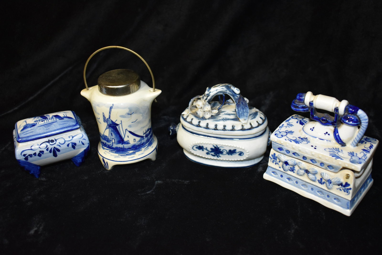 4 Vintage Miniature DELFTS Hand Painted Blue Made in Holland Porcelain Boxes (1 of 10)