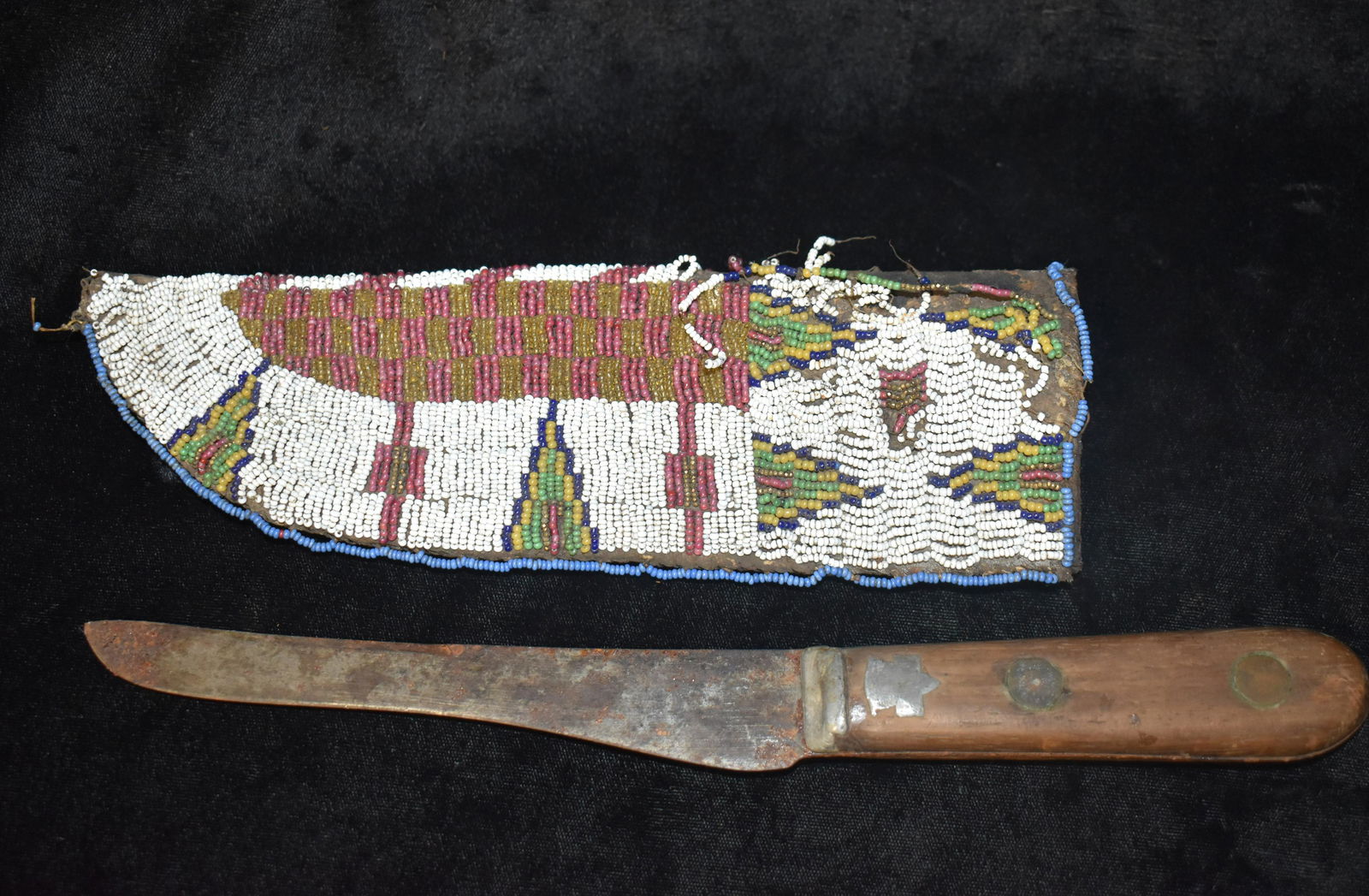 1800's Native American Knife and Leather Beaded Sheath (1 of 11)
