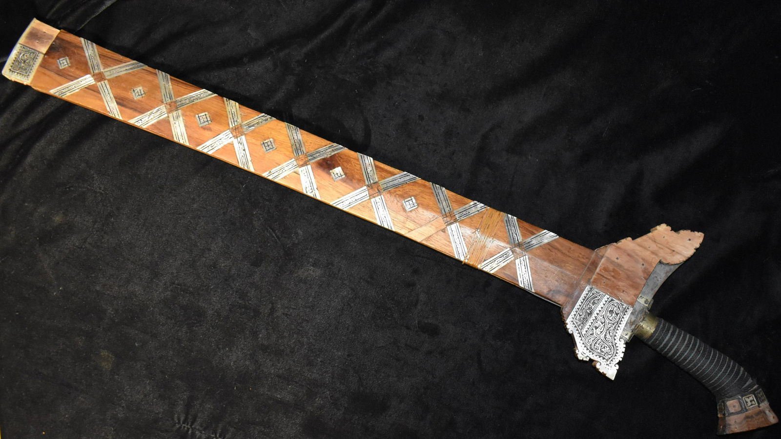 Vintage Borneo Hand Forged Man Dau Head Hunters Sword 27 1/2" (1 of 16)