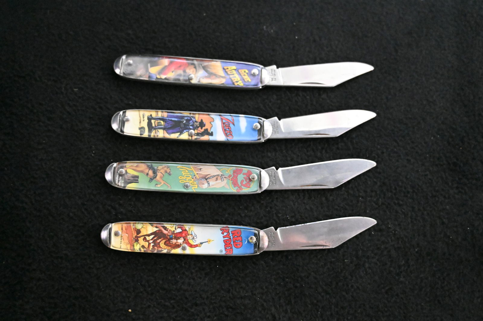 Vintage Advertising 4 Knife Set includes Gene Autry, Roy Rogers, Red Ryder, & Zorro.  Made by (1 of 7)