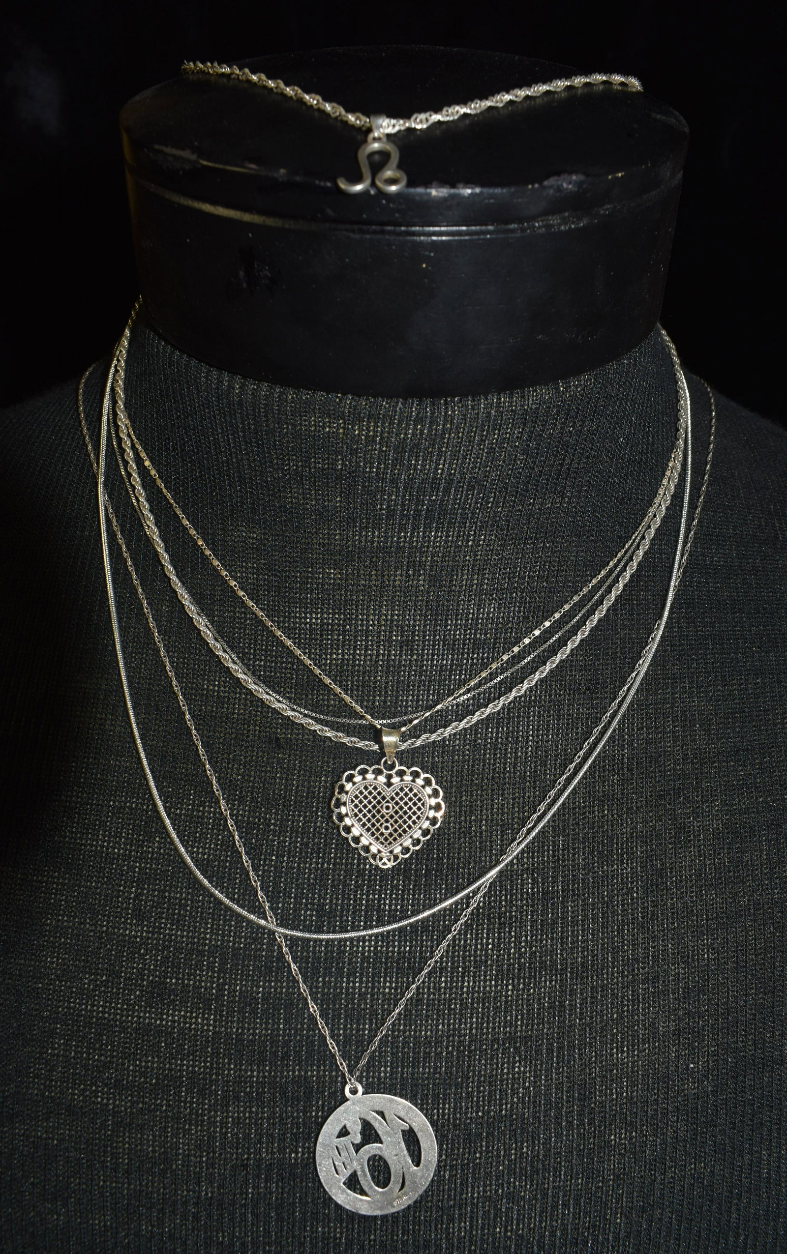 6 92.5 Sterling Silver Necklaces 23 Grams: 6 92.5 Sterling Silver Necklaces. Most are made in Italy. One is a choker. Lengths vary from 12" to 25"