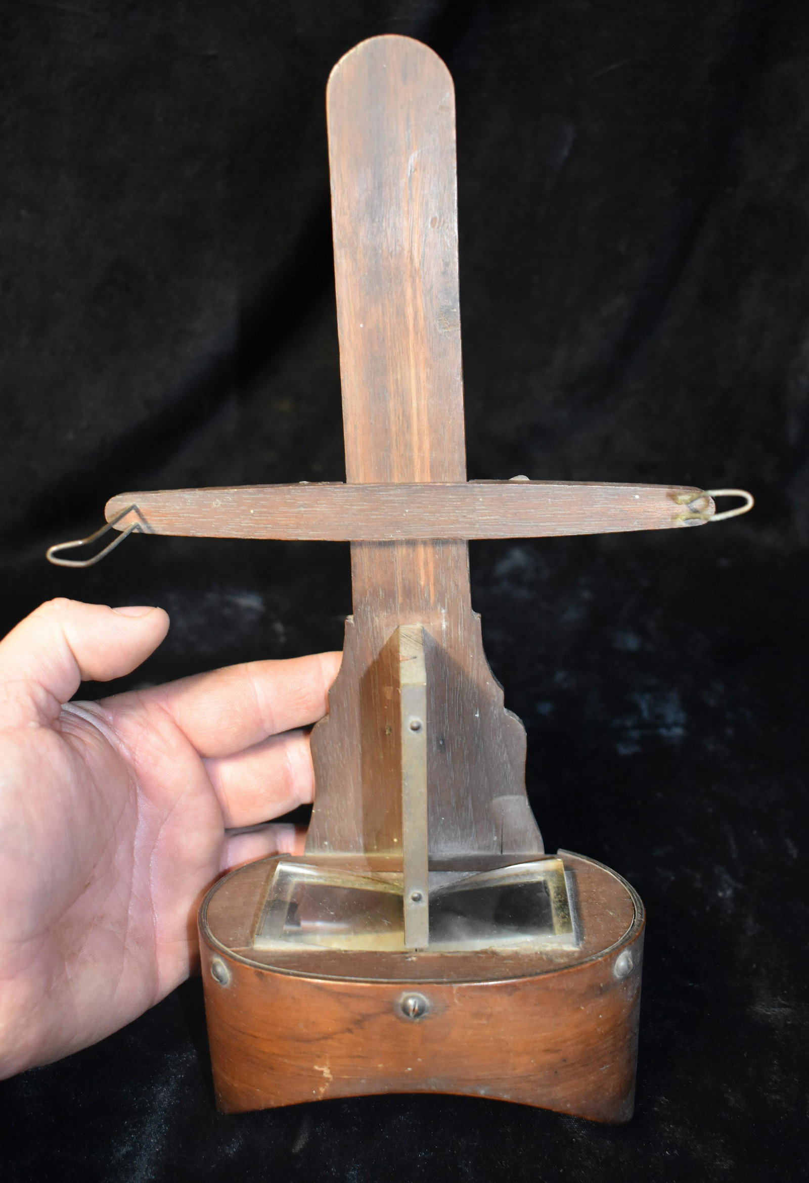 1800's Stereo Scope Viewer in Excellent Condition: 1800's Stereo Scope Viewer in Excellent Condition. No maker marks on this piece. Still works great. Measures 12 1/2" Long