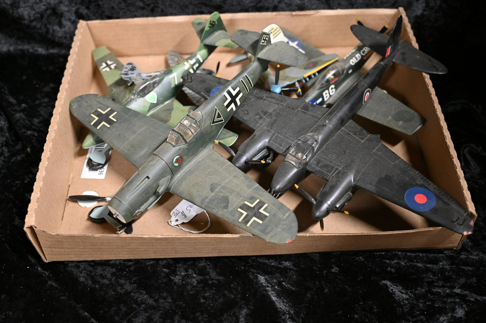 Flat Full of Vintage Model Airplanes: Flat Full of Vintage Model Airplanes. Most are complete but some may be missing parts. We will do our best to package these safely for shipping but you may need some glue when they arrive.