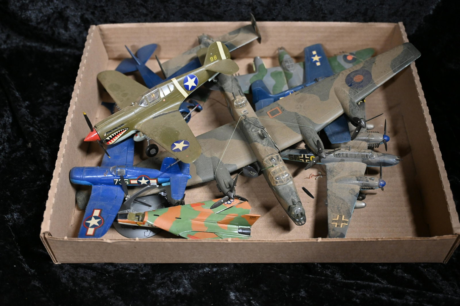 Flat Full of Vintage Model Airplanes: Flat Full of Vintage Model Airplanes. Most are complete but some may be missing parts. We will do our best to package these safely for shipping but you may need some glue when they arrive.