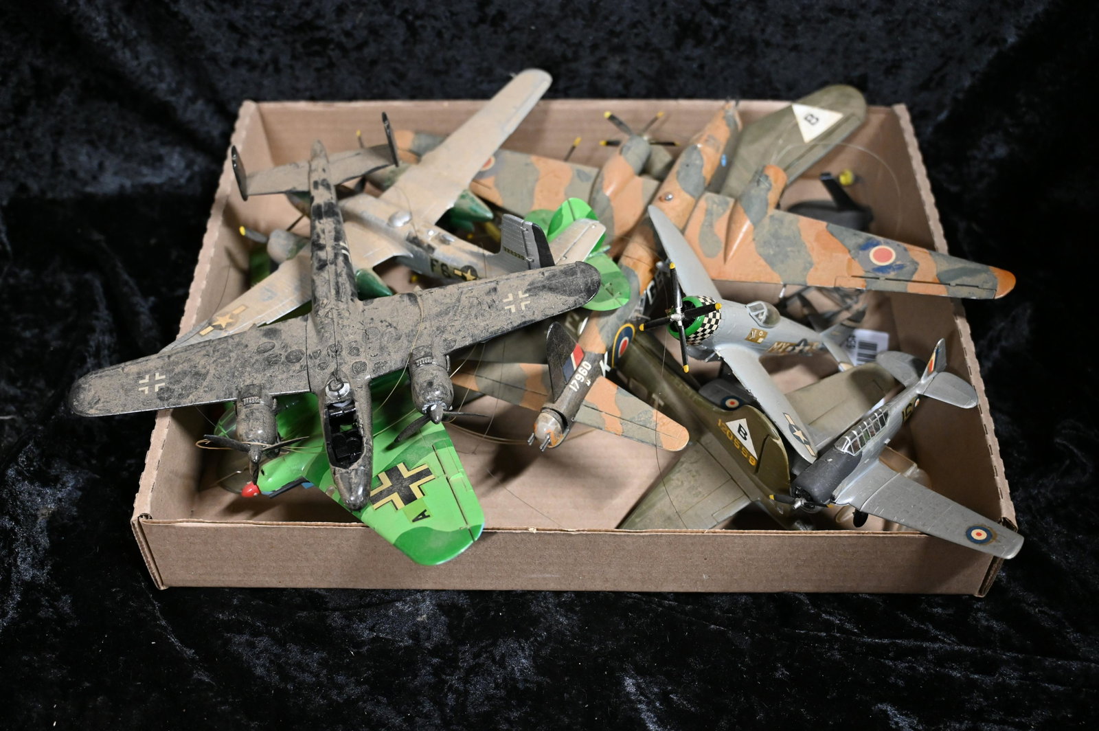 Flat Full of Vintage Model Airplanes: Flat Full of Vintage Model Airplanes. Most are complete but some may be missing parts. We will do our best to package these safely for shipping but you may need some glue when they arrive.