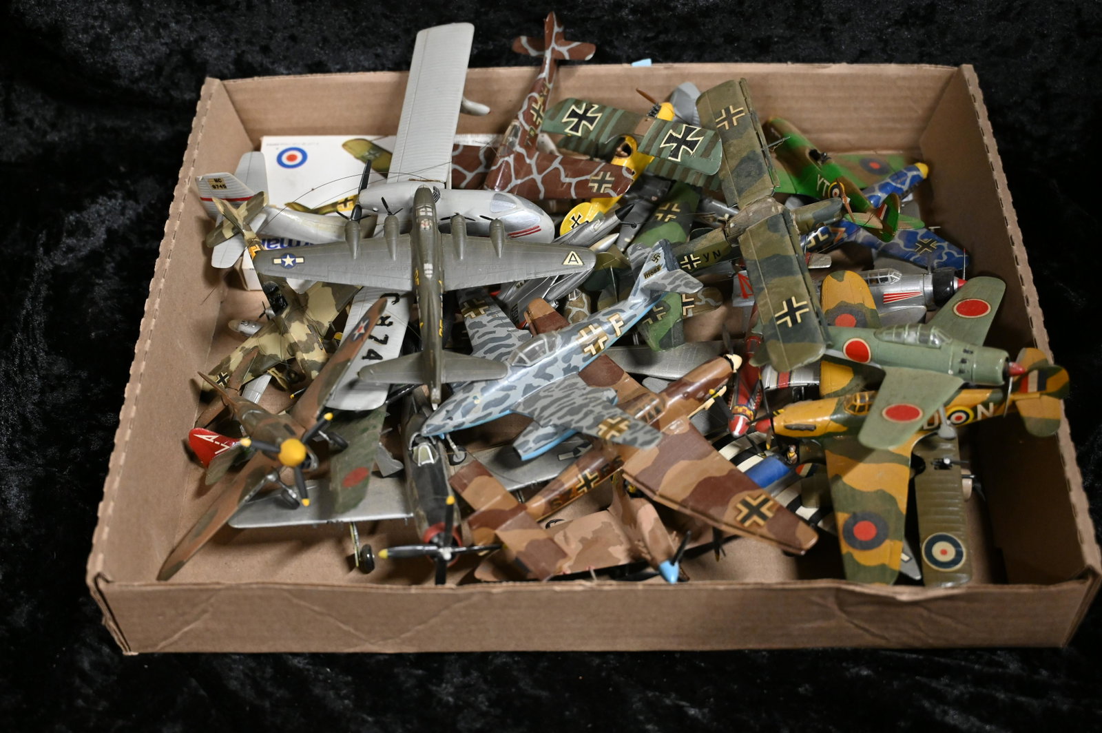 Flat Full of Vintage Model Airplanes: Flat Full of Vintage Model Airplanes. Most are complete but some may be missing parts. We will do our best to package these safely for shipping but you may need some glue when they arrive.