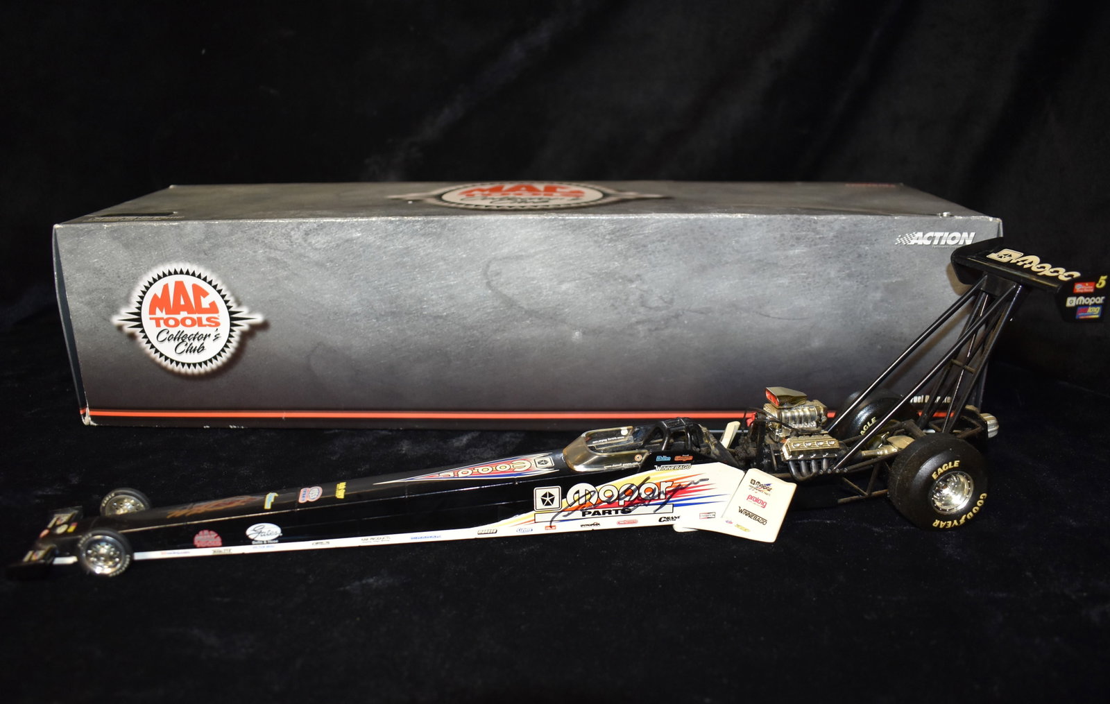 1999 MAC TOOLS MIKE DUNN MOPAR TOP FUEL DRAGSTER 1/5004 SIGNED 1:24 scale Diecast: 1999 MAC TOOLS COLLECTORS CLUB MIKE DUNN MOPAR TOP FUEL DRAGSTER 1/5004 1:24 scale. Made by Action Performance. Mint condition in its original box. Autographed Darrell Gwynn and Mike Dunn. In 1999 Mik