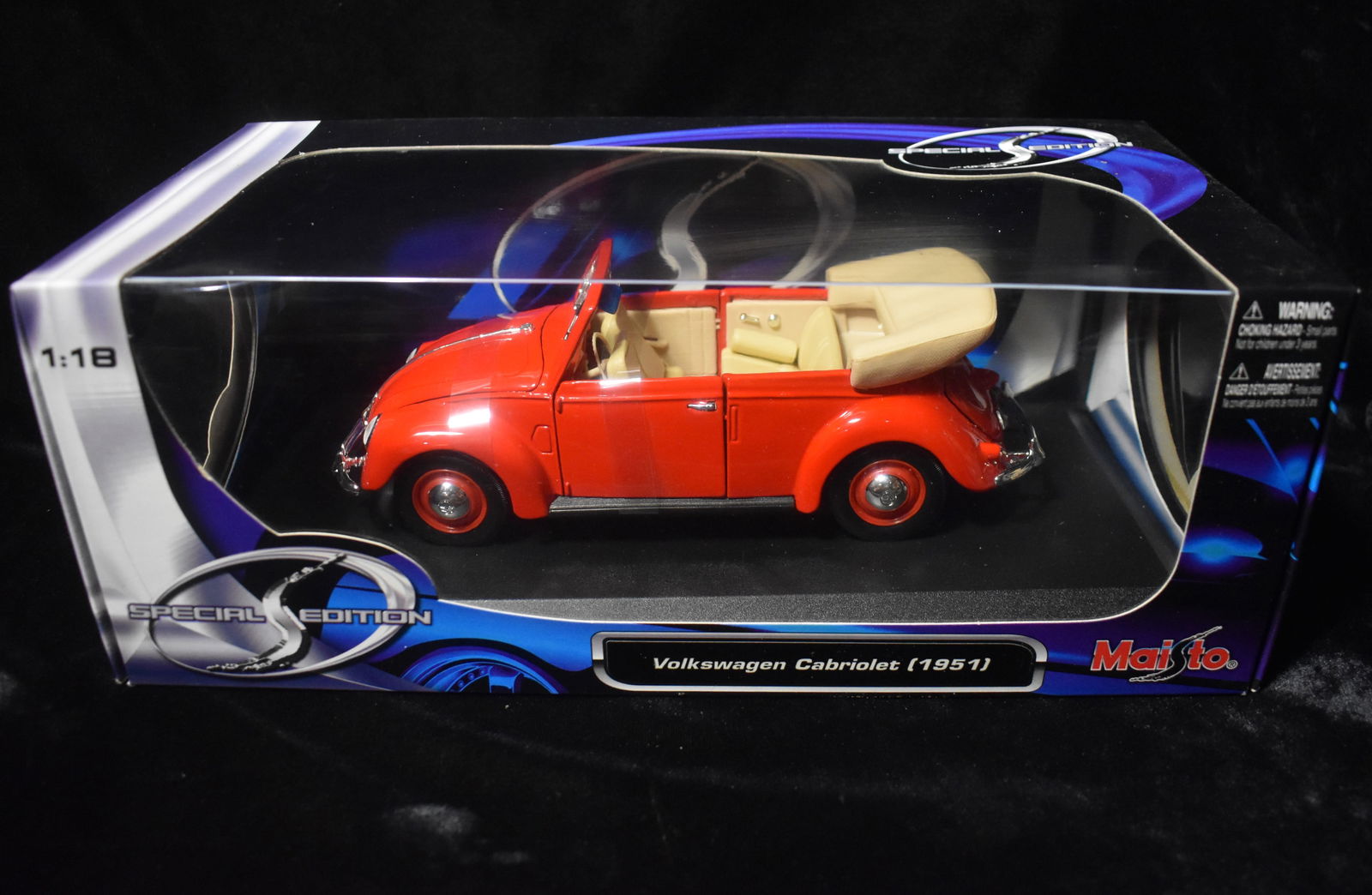 Maisto Red Volkswagen 1951 Cabriolet Special Edition 1:18