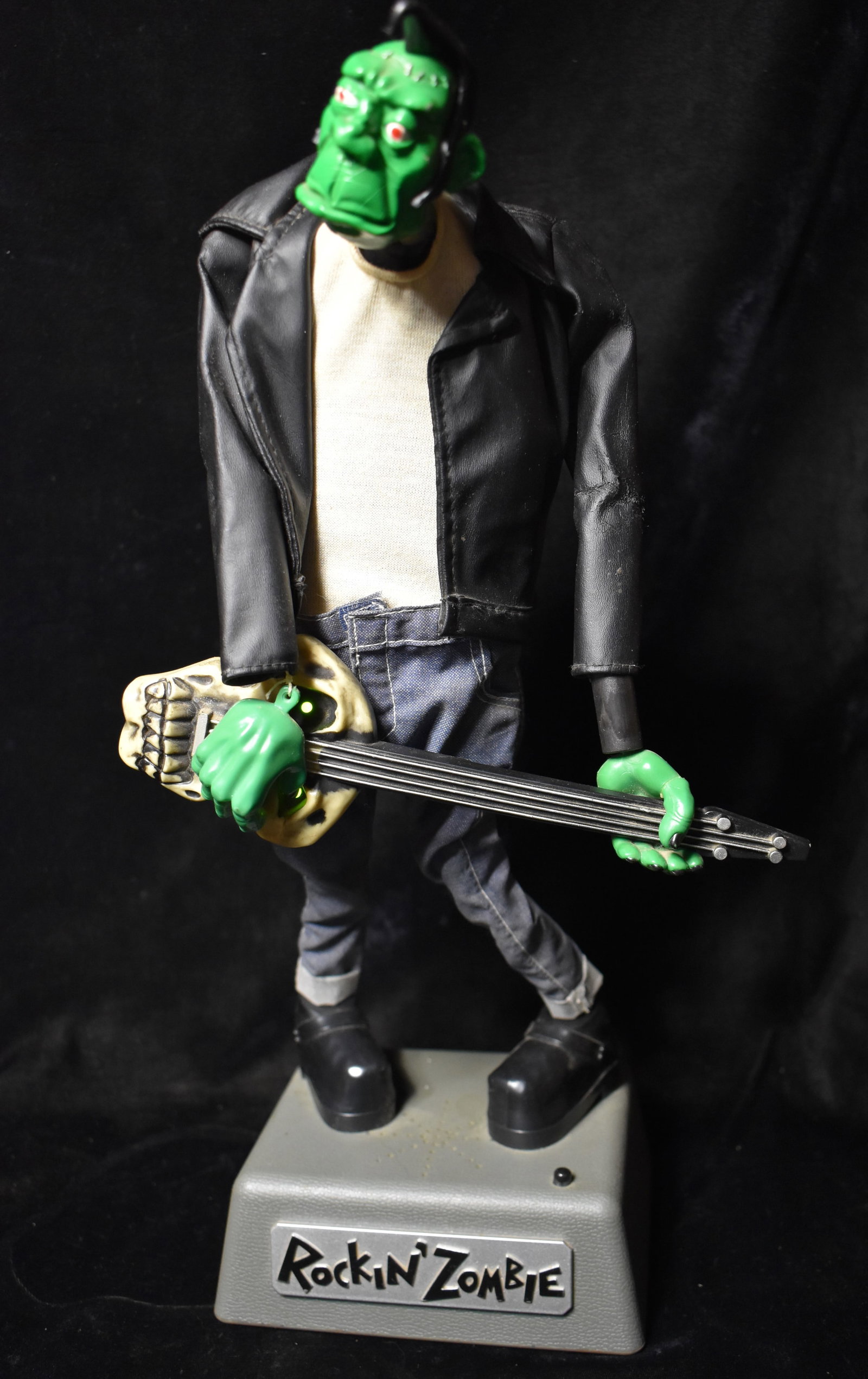Vintage Halloween Rockin' Zombie Singing Figure Toy (1 of 5)