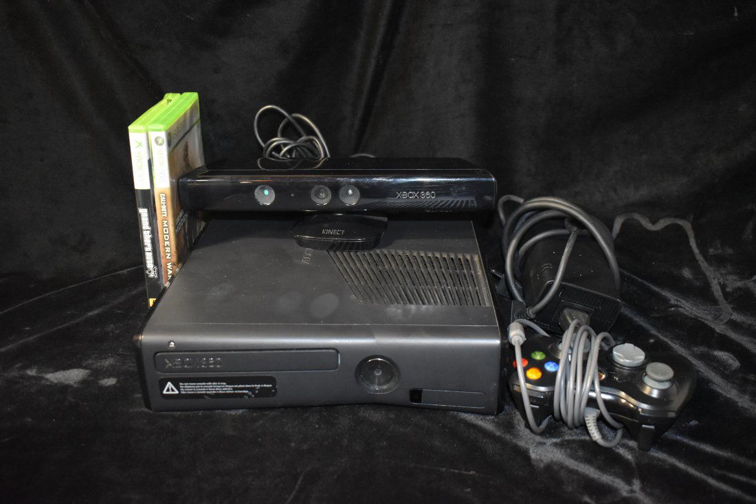 Xbox 360 w/ 2 Games Grand Theft Auto & Call of Duty Modern Warfare 2 (1 of 4)