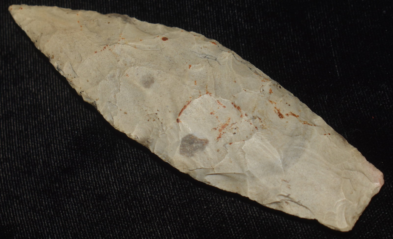 4 1/4" Marshal Chert Sedalia found in Pettis County, Missouri: 4 1/4" Marshal Chert Sedalia found in Pettis County, Missouri. Nicely made Sedalia. Ex George Wolf Collection.
