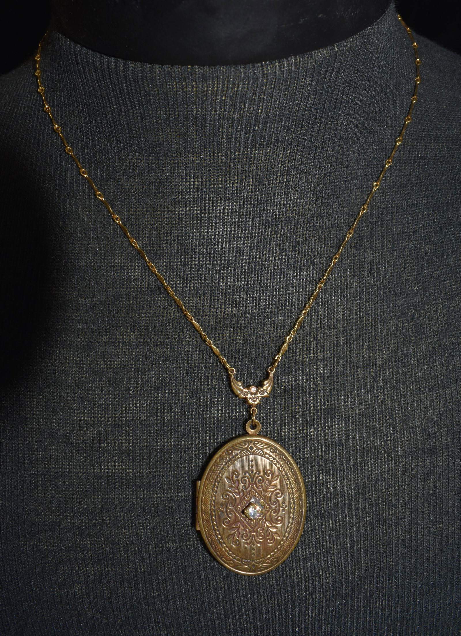 Vintage Pididdly Links Floral Locket Necklace Made in Kingstone, NY: Vintage Pididdly Links Floral Locket Necklace Made in Kingstone NY. Excellent condition for its age. Still has two pictures in it. Locket Measures 1 7/8". Necklace is 20" Diameter