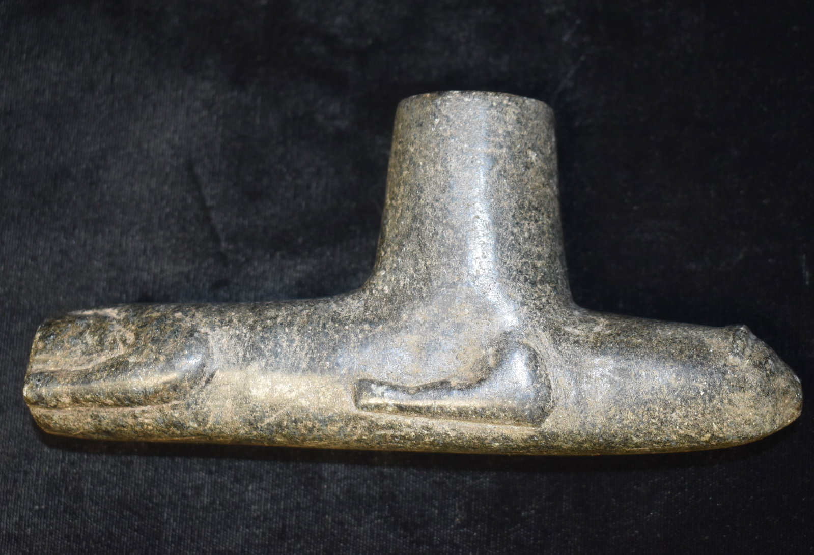 Effigy T-Pipe Made by Donnie Lemons or Billy Guthrie Mid to Late Century: Effigy T-Pipe Made by Donnie Lemons or Billy Guthrie Mid to Late Century. It appears to be an effigy of a swimming Bear or Otter. Pipes like this are made to have a stem. The holes are bigger and requ