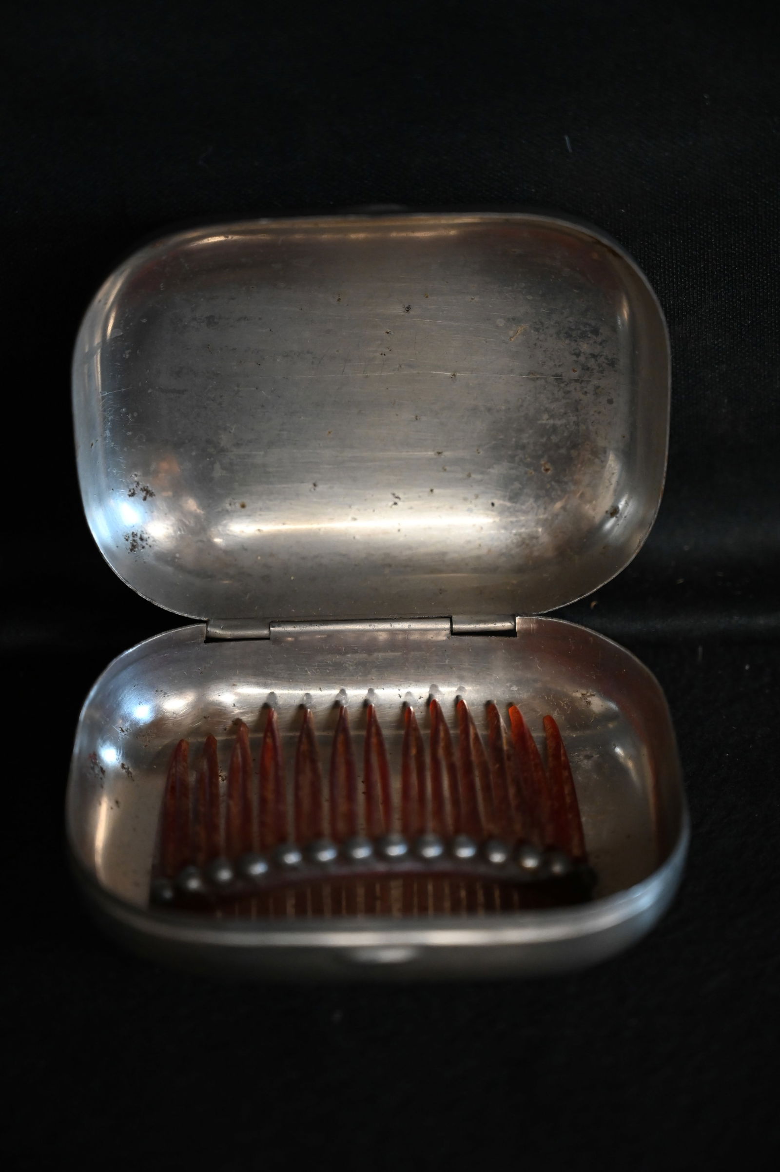 Vintage ladies comb in the original metal case. (1 of 6)