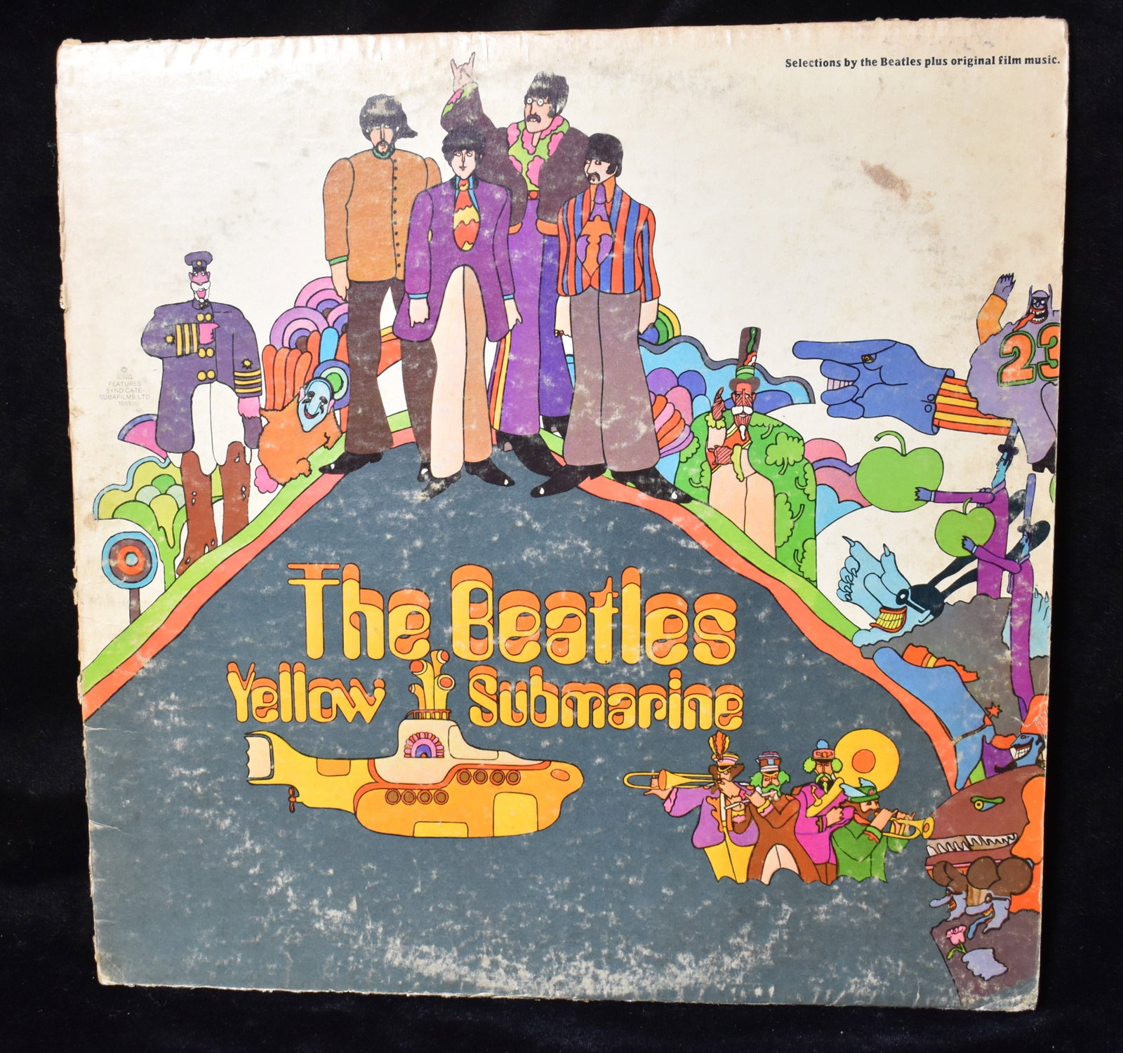 THE BEATLES LP Yellow Submarine Apple SW-153: The Beatles LP Yellow Submarine Apple SW-153. Tested by us. Light scratches on this record but plays good. Cover is very worn on this one.