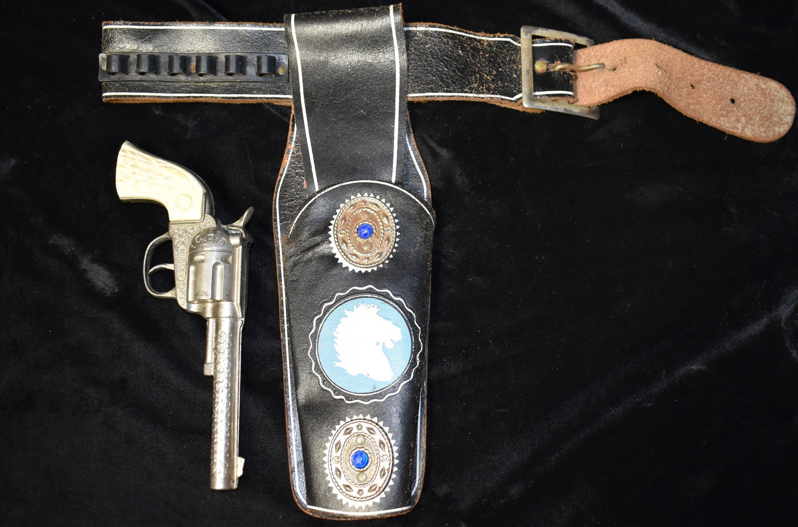 Vintage Hubley Rodeo Cap Gun w/ Holster Belt & Matt Dillon US Marshall Badge: Vintage Hubley Rodeo Cap Gun w/ Holster Belt. Holster is nice and belt has a fair amount of wear. Gun looks good but will need a new spring in the cocking mechanism to be used. Gun measures 8 3/4"