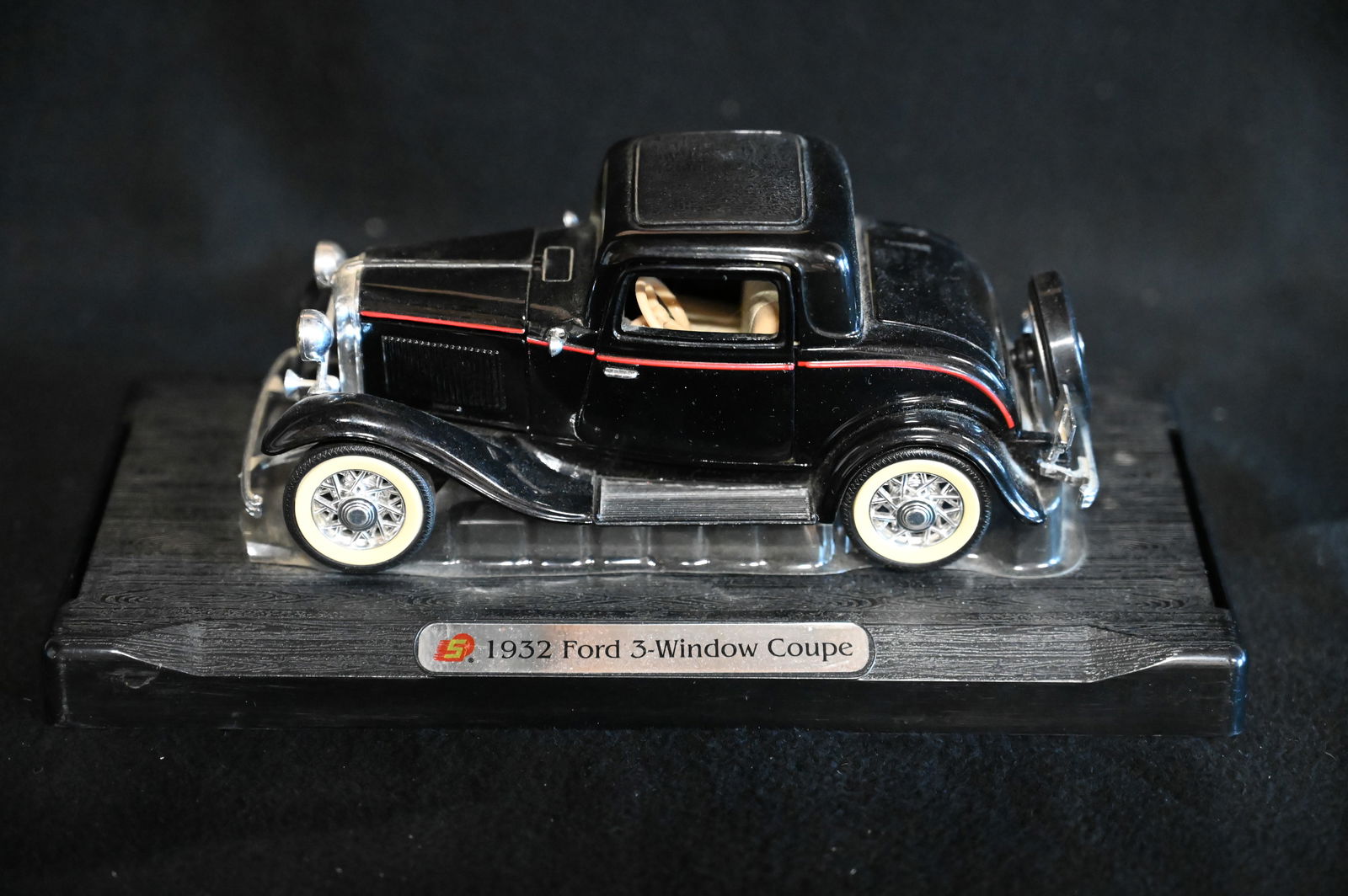 1932 Ford 3 - Window Coupe Die Cast Replica. (1 of 5)